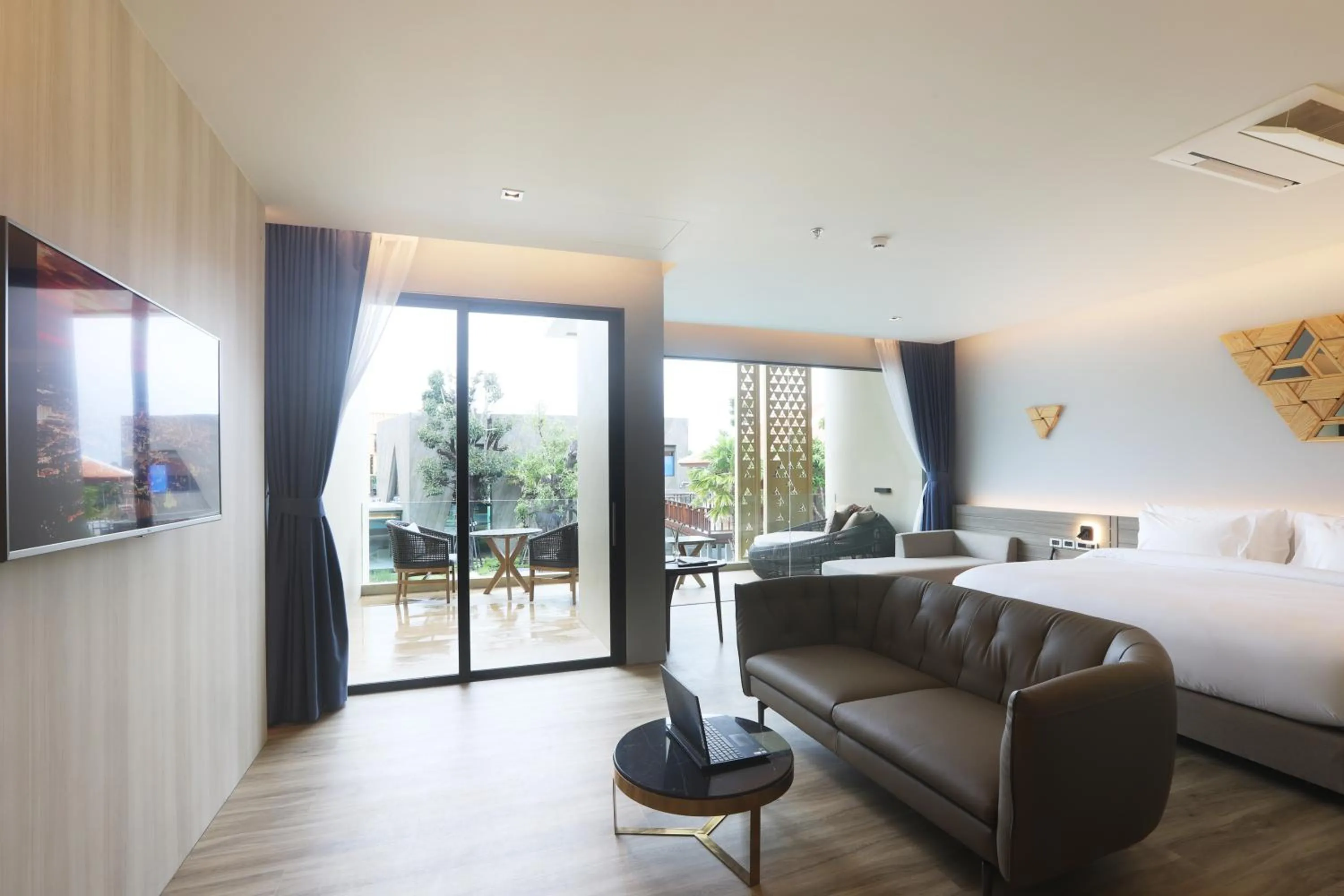 Living room, Bed in The Signature Hotel Airport