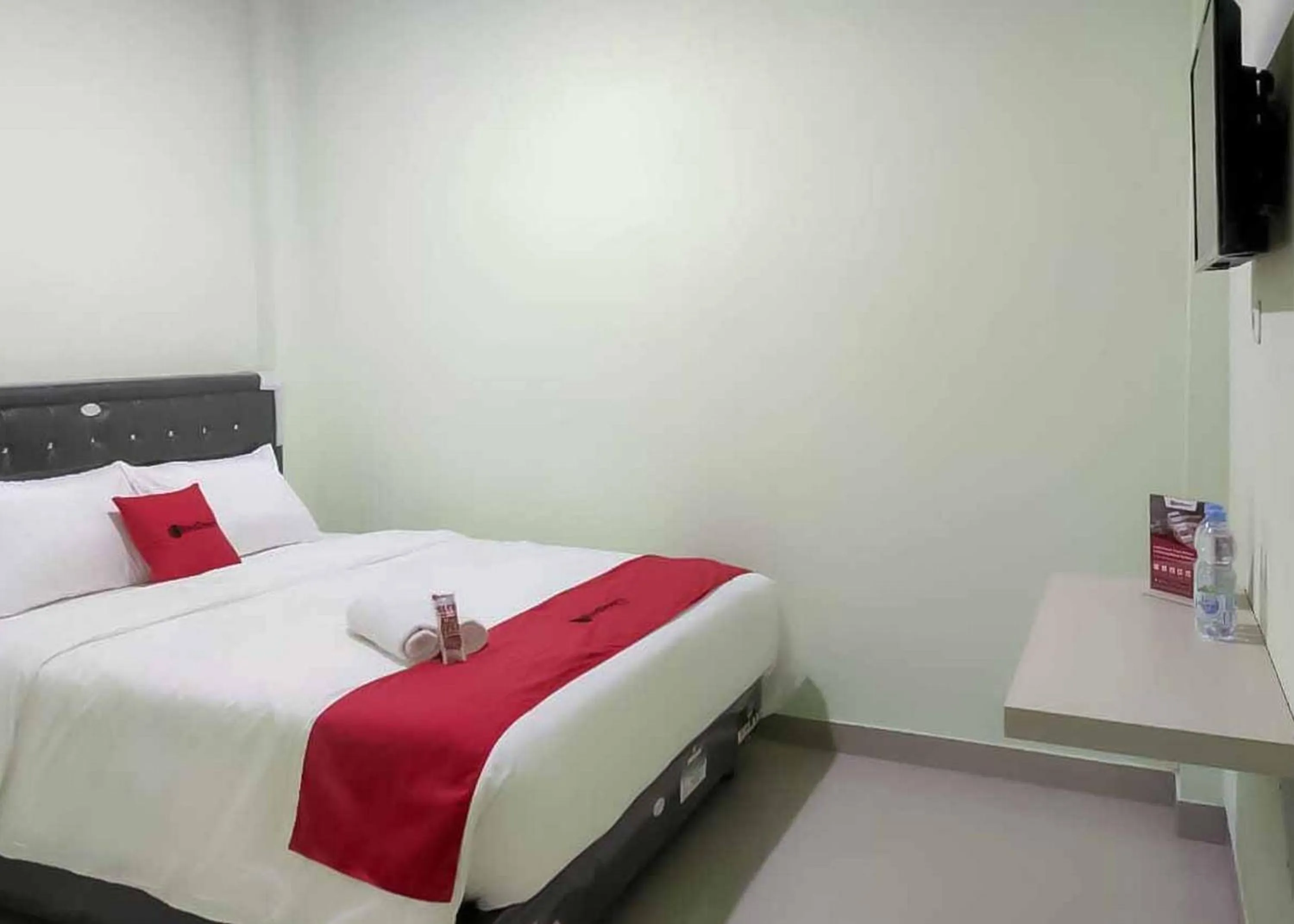 Bed in RedDoorz near Taman Wisata Alam Punti Kayu Palembang 2