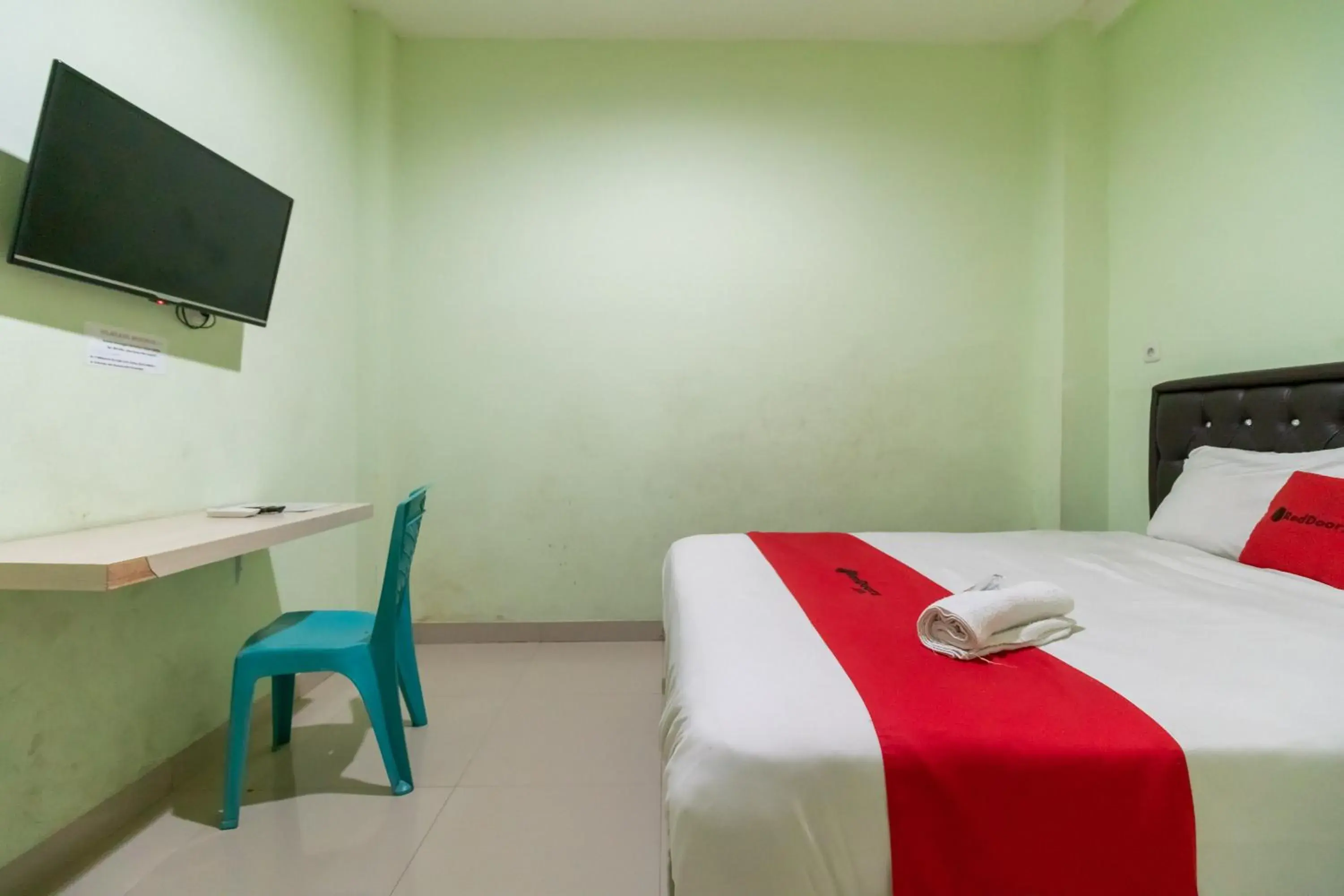 Double Room in RedDoorz near Taman Wisata Alam Punti Kayu Palembang 2 Double Room in RedDoorz near Taman Wisata Alam Punti Kayu Palembang 2