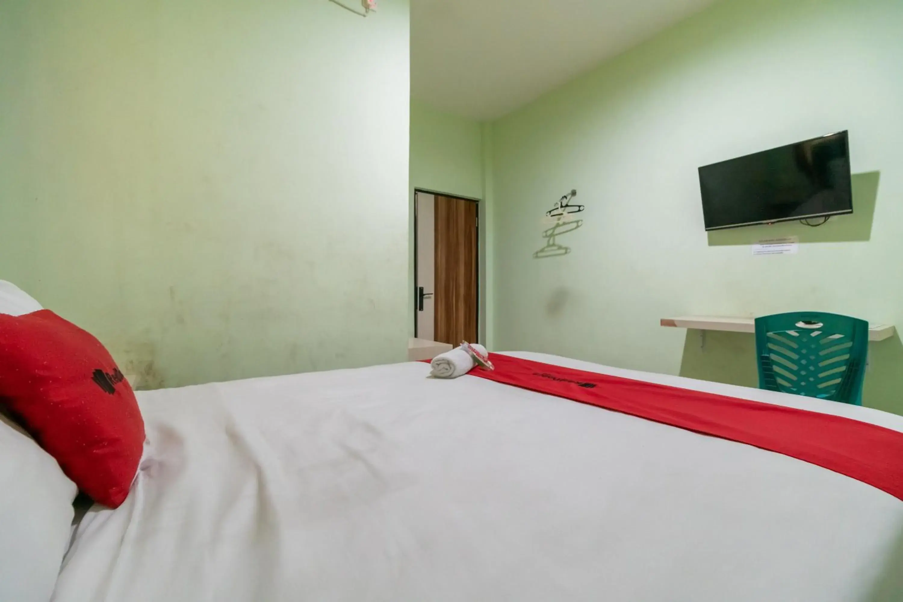 Superior Double Room in RedDoorz near Taman Wisata Alam Punti Kayu Palembang 2 Superior Double Room in RedDoorz near Taman Wisata Alam Punti Kayu Palembang 2