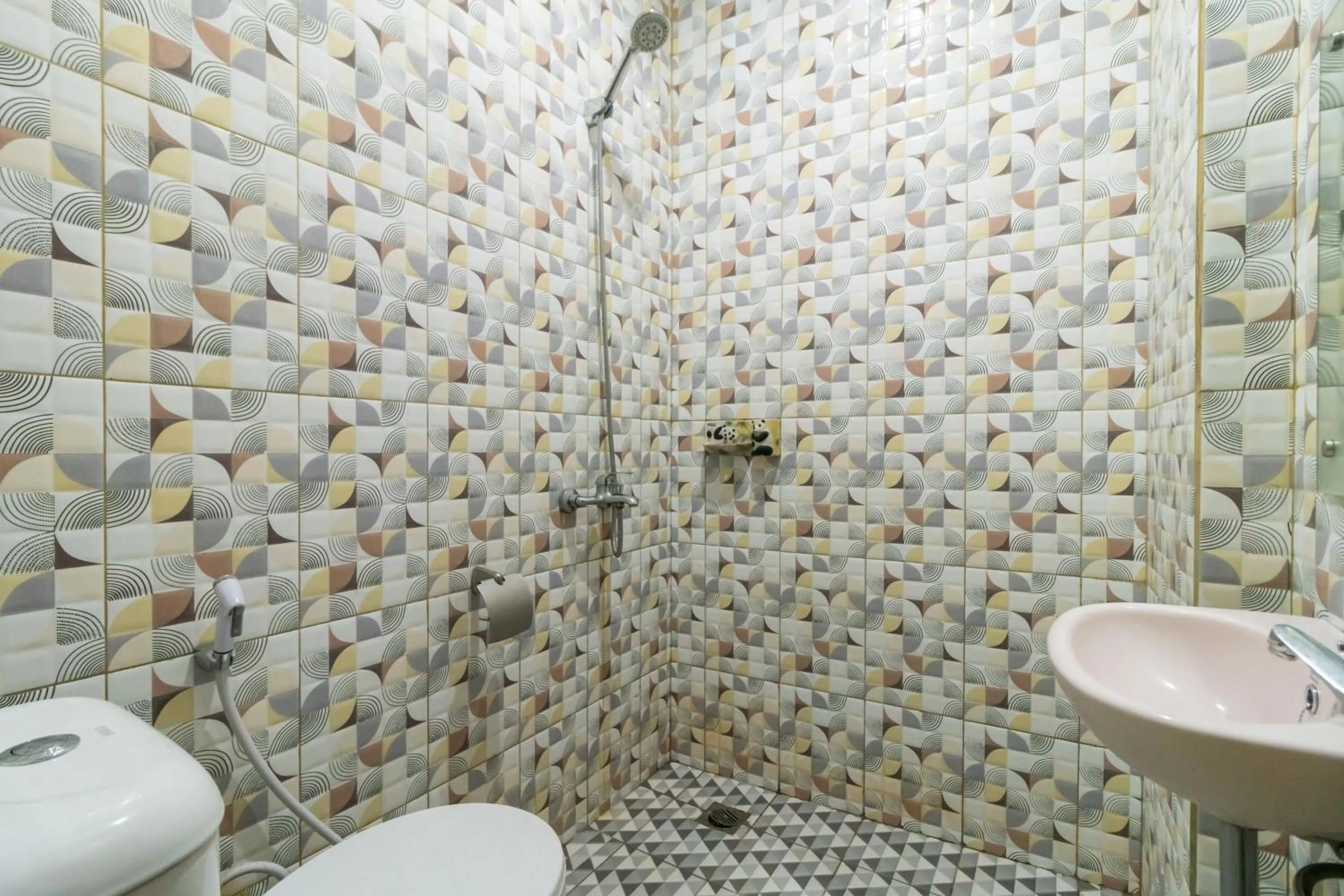 Bathroom in RedDoorz near Taman Wisata Alam Punti Kayu Palembang 2