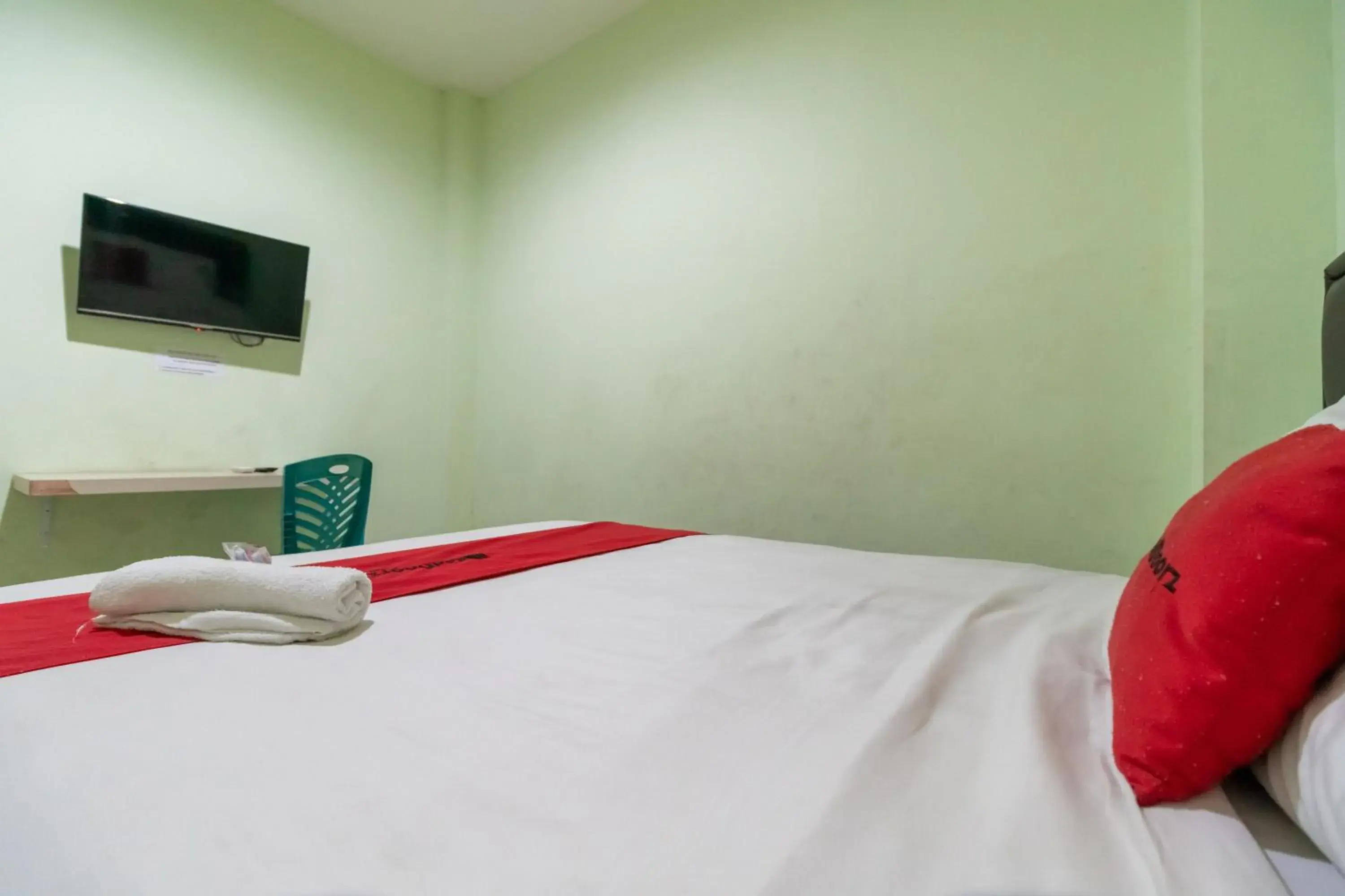 Superior Double Room in RedDoorz near Taman Wisata Alam Punti Kayu Palembang 2 Superior Double Room in RedDoorz near Taman Wisata Alam Punti Kayu Palembang 2