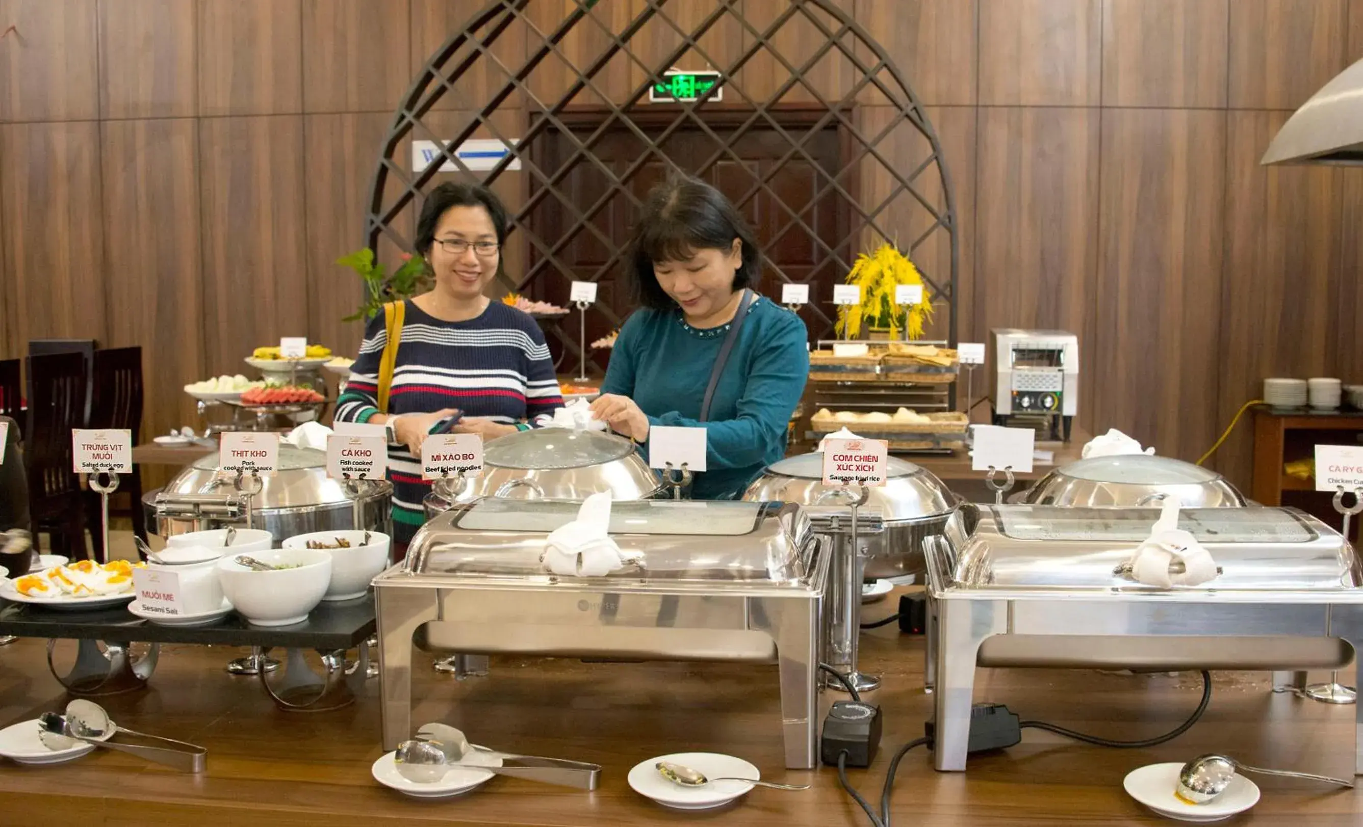 Restaurant/places to eat in Elephants Hotel Restaurant/places to eat in Elephants Hotel