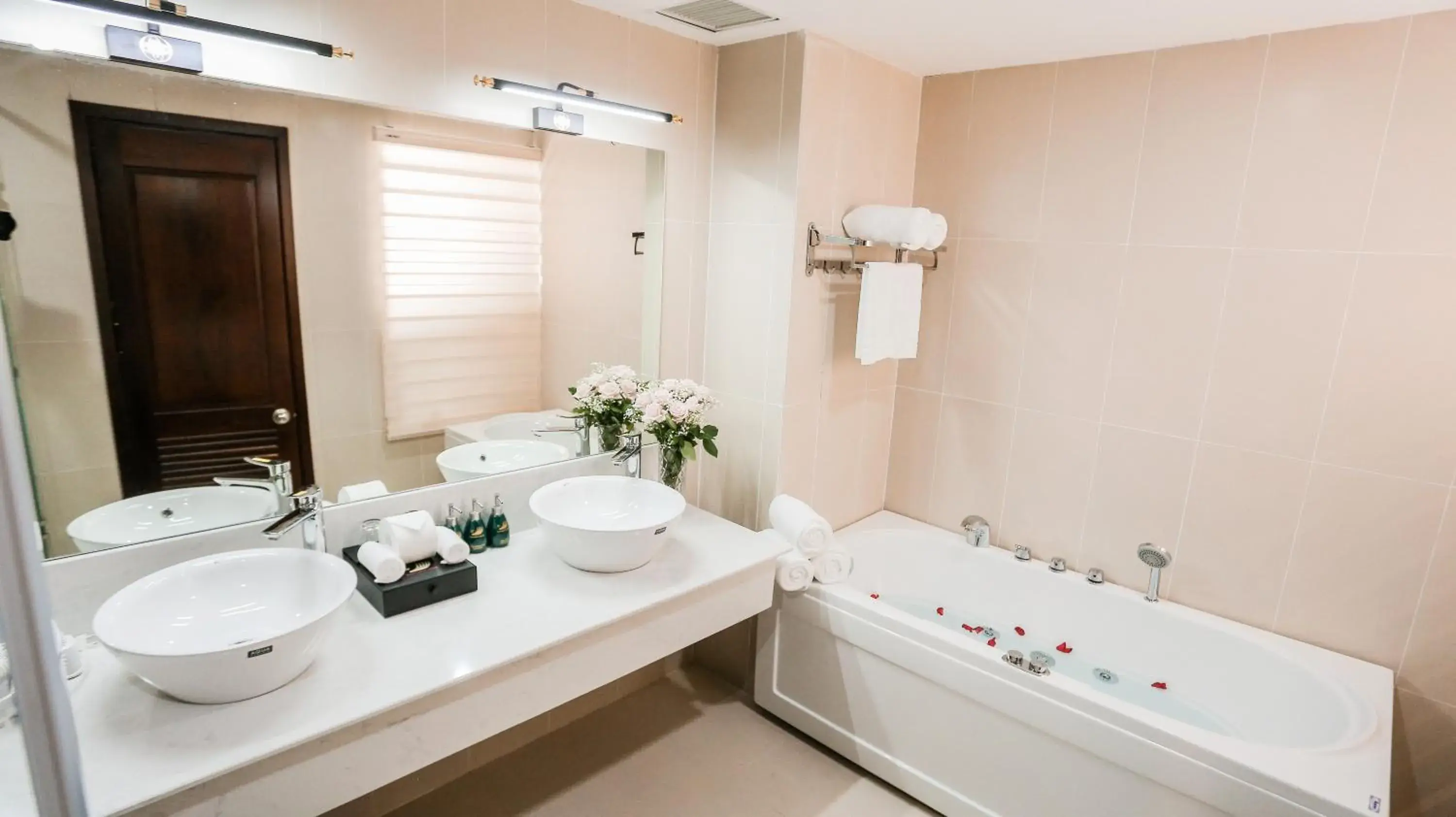 Deluxe Double Room in Elephants Hotel Deluxe Double Room in Elephants Hotel