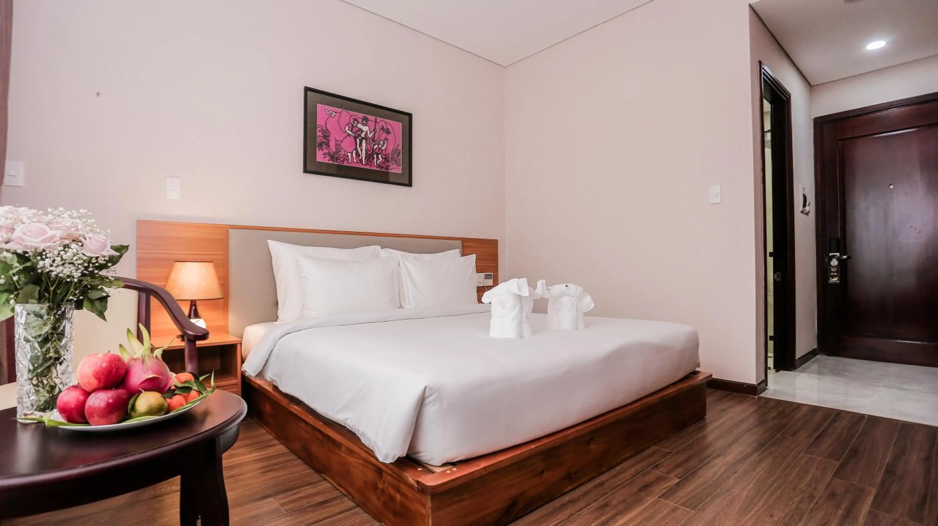 Photo of the whole room, Bed in Elephants Hotel