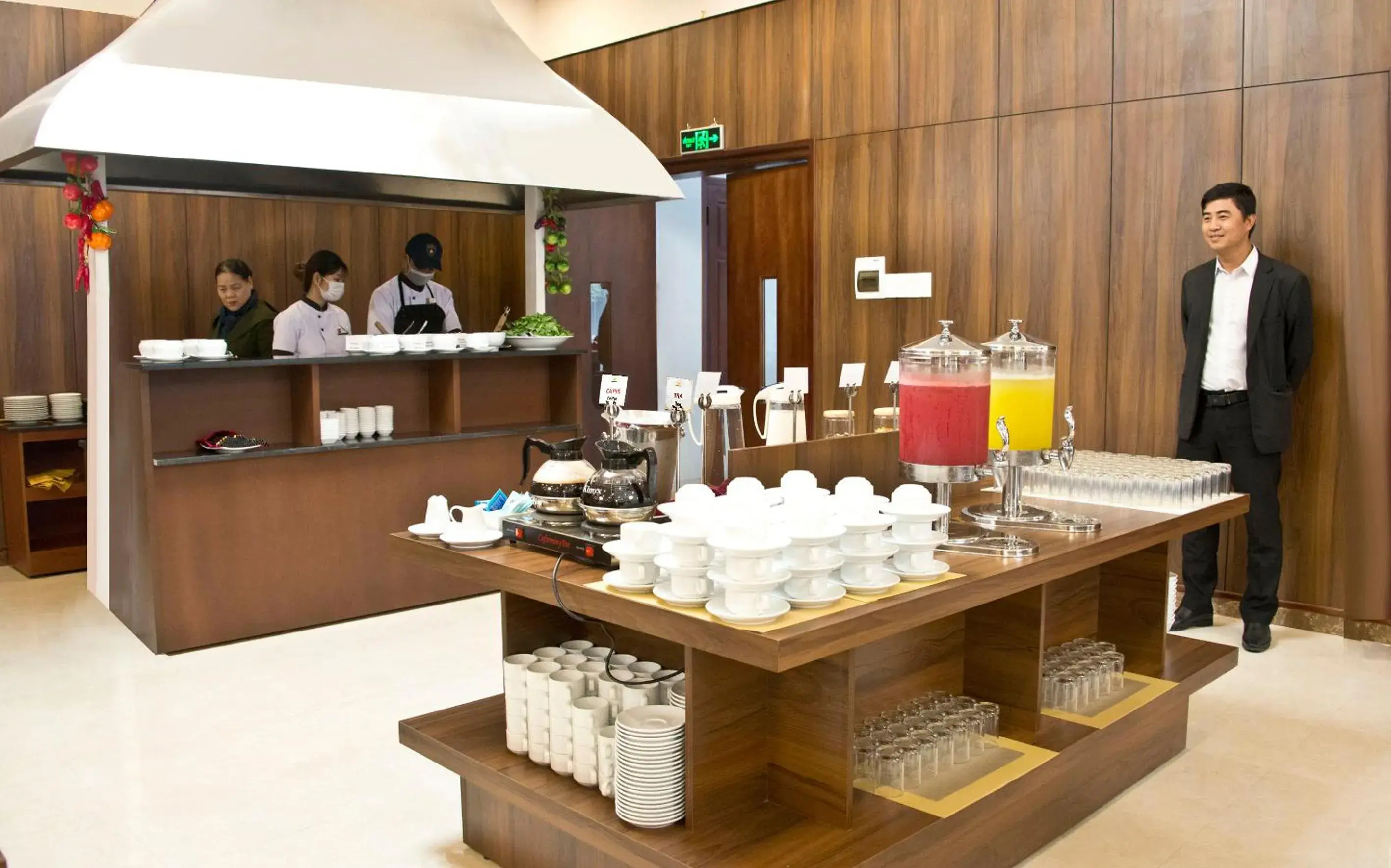 Restaurant/places to eat in Elephants Hotel Restaurant/places to eat in Elephants Hotel