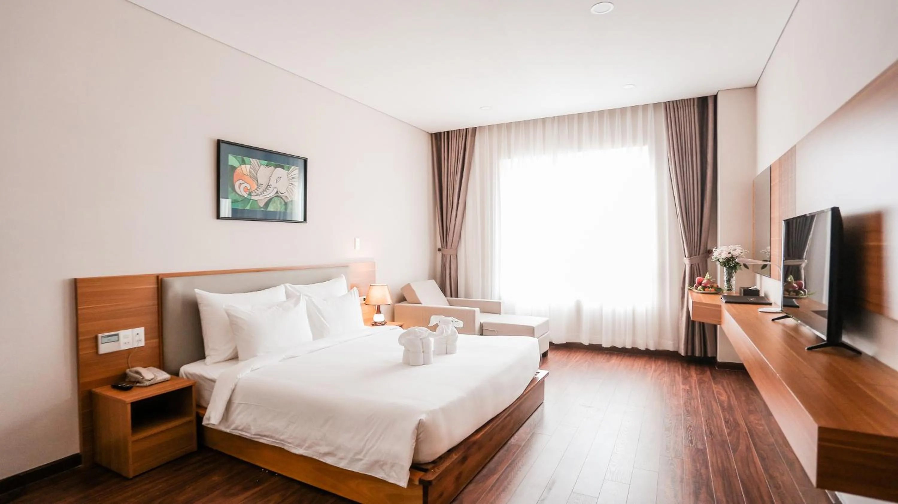 Photo of the whole room, Bed in Elephants Hotel