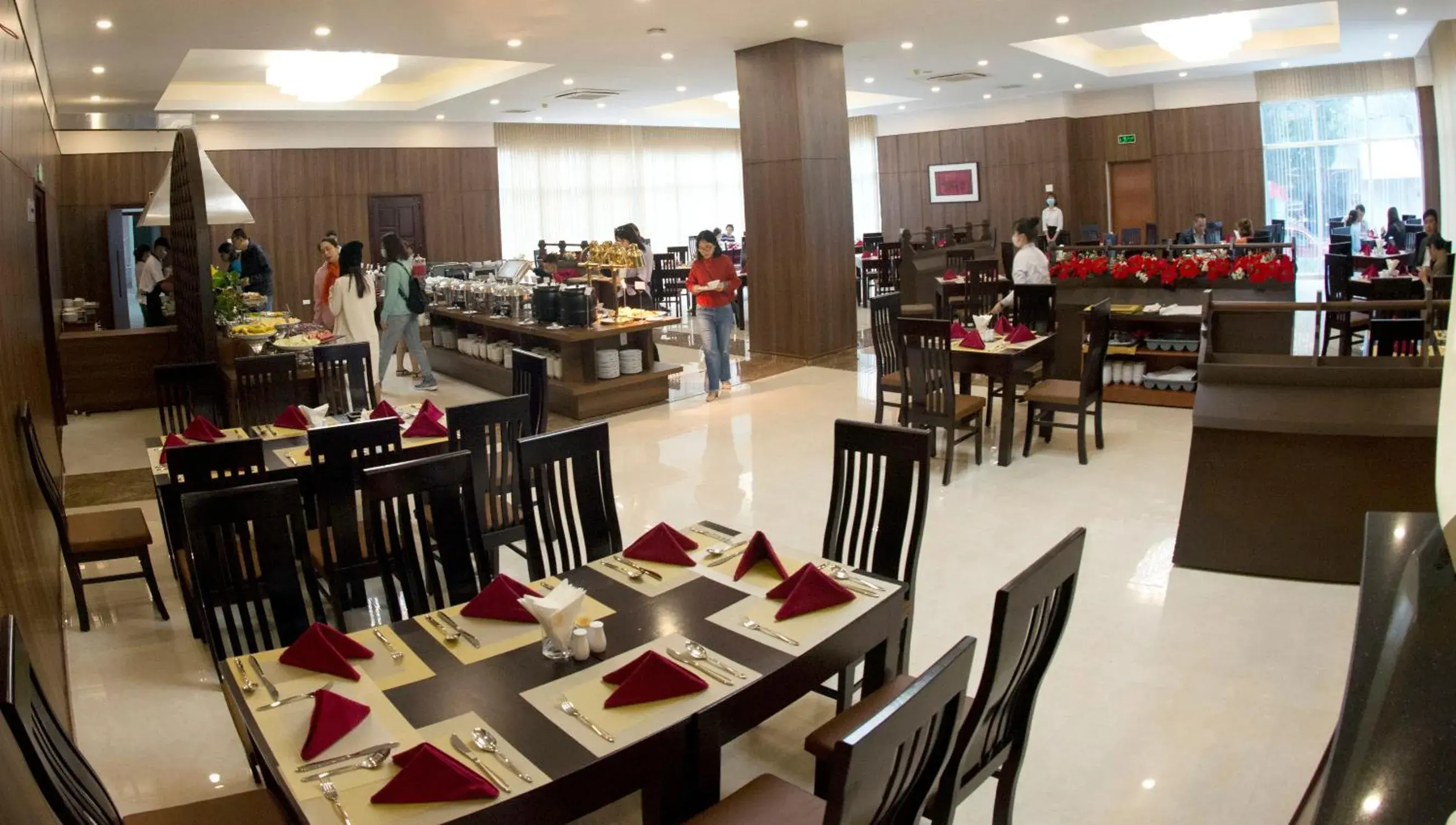 Restaurant/places to eat in Elephants Hotel Restaurant/places to eat in Elephants Hotel