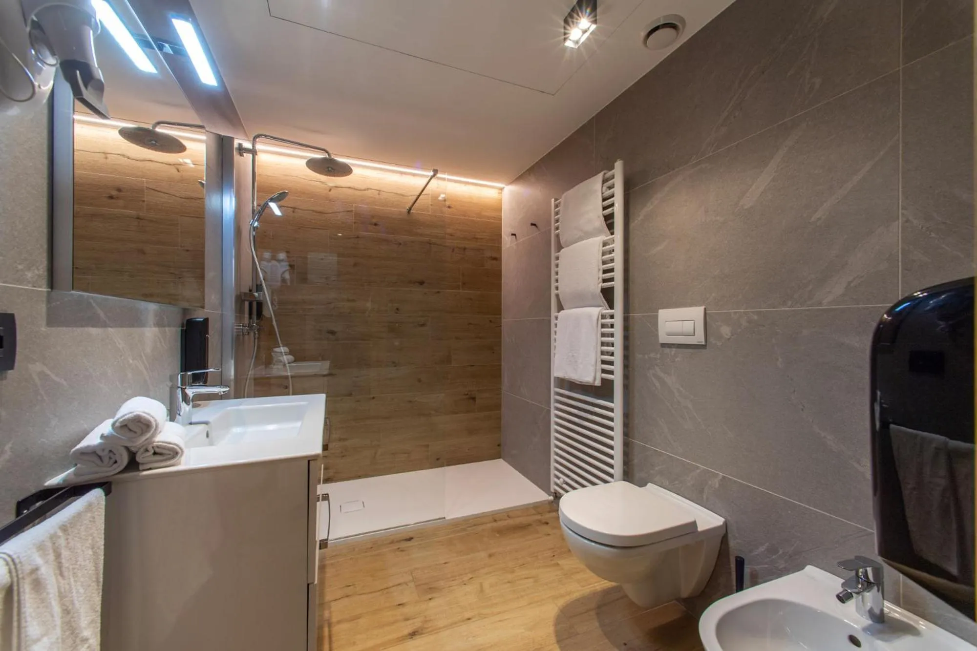 Shower in YUGOGO PELLICO 8 Trento Centro