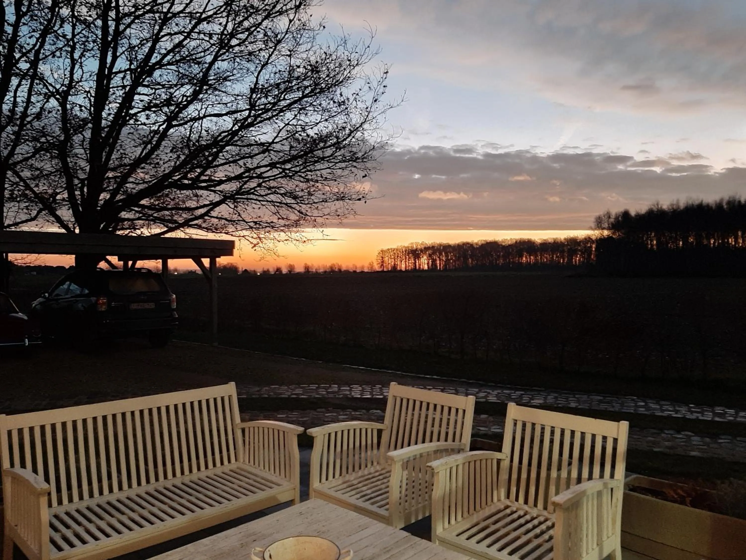 Sunrise in B & B Victors Hof, met zwemvijver in landelijke setting