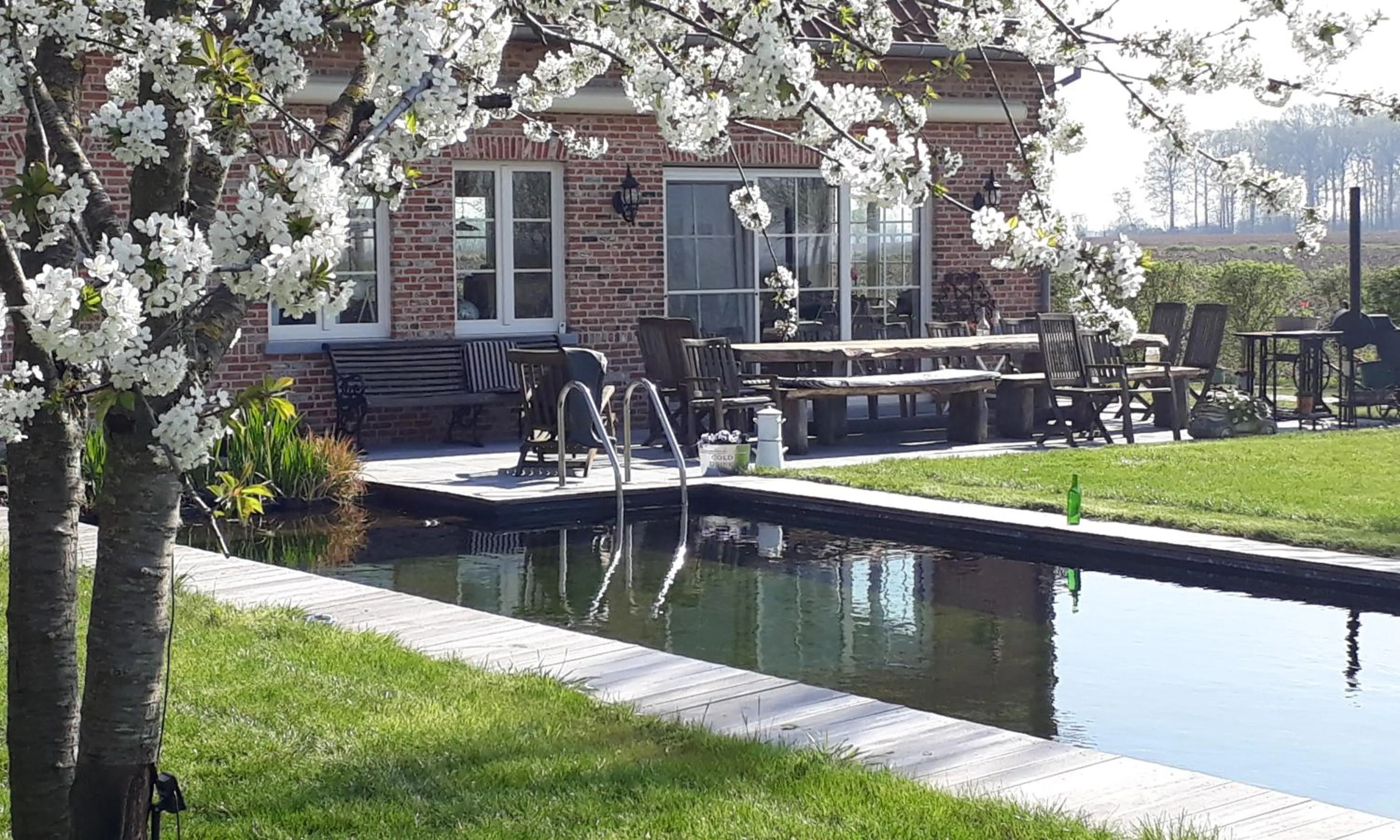 Garden in B & B Victors Hof, met zwemvijver in landelijke setting