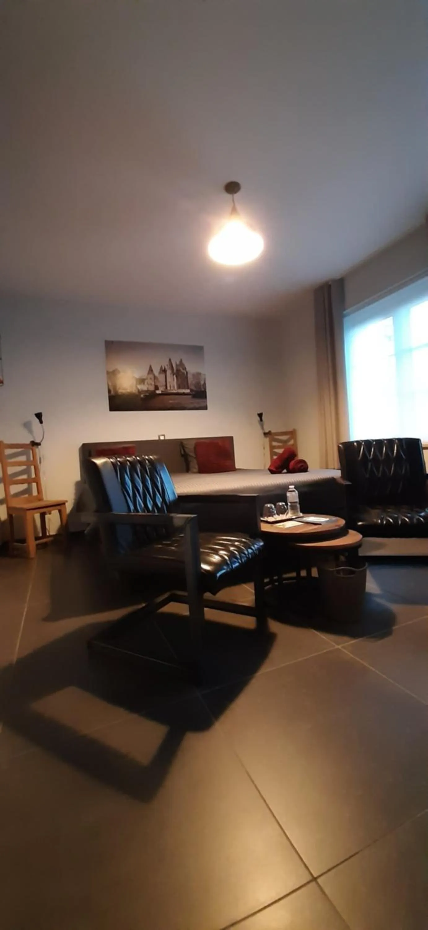 Seating area in B & B Victors Hof, met zwemvijver in landelijke setting