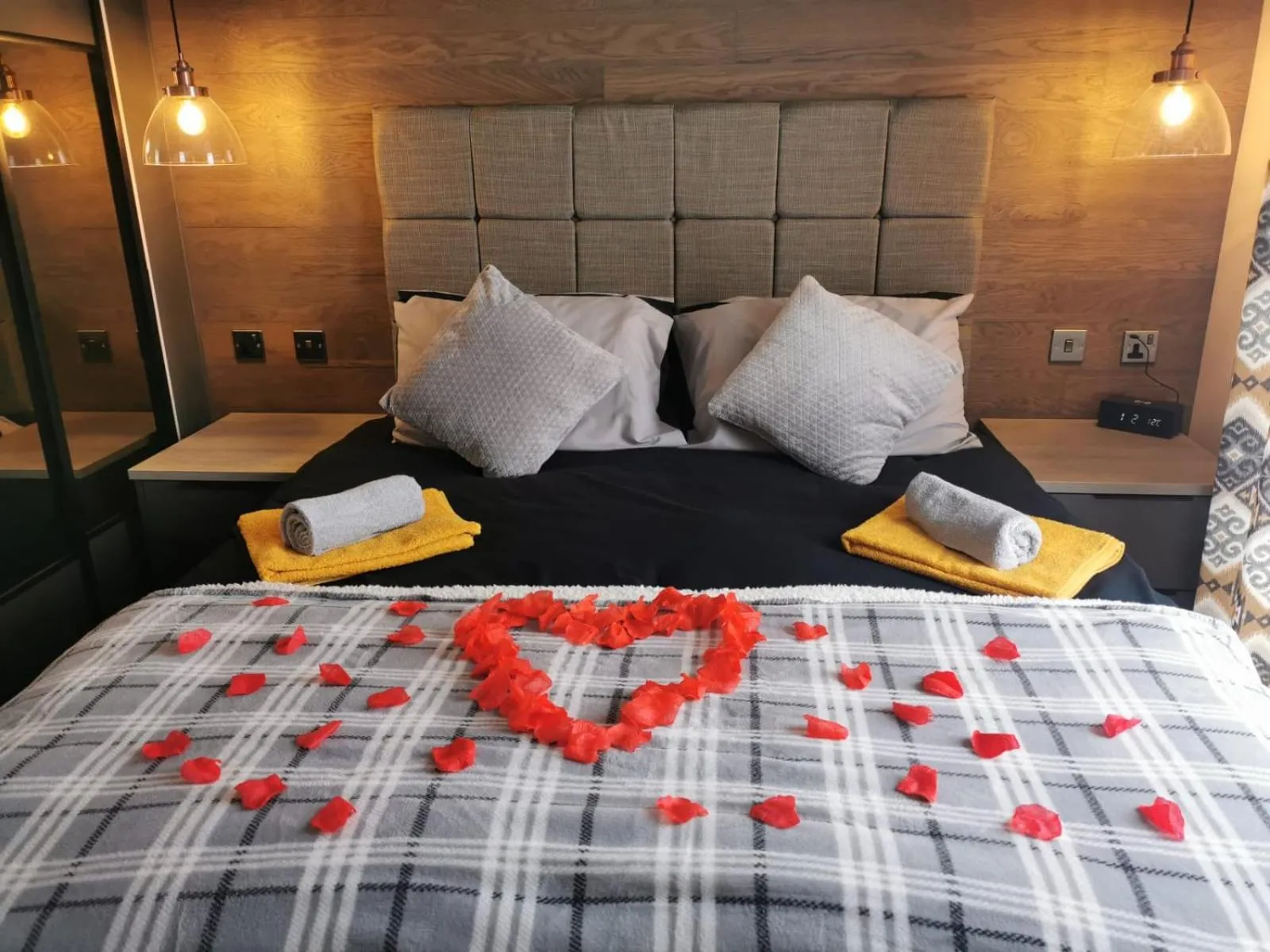 Photo of the whole room, Bed in JJs Lodge Lakewood