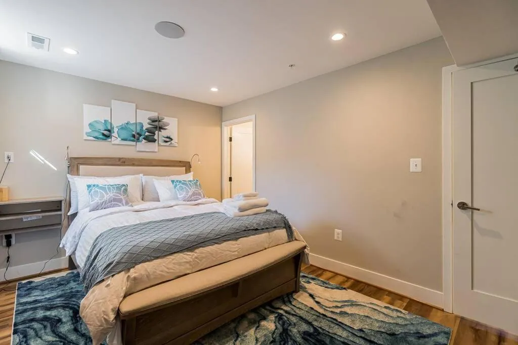 Urban Oasis 3 BDR 2 and Half Baths Queen Sofa Bed in Living room and Free Parking