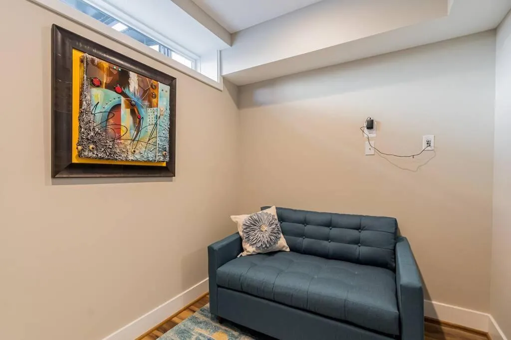 Urban Oasis 3 BDR 2 and Half Baths Queen Sofa Bed in Living room and Free Parking