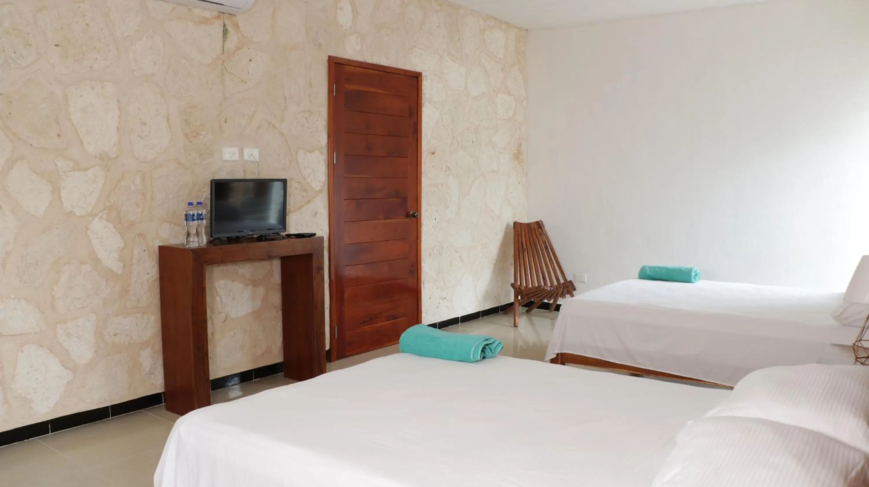 Communal lounge/ TV room, Bed in Hotel Itza Coba