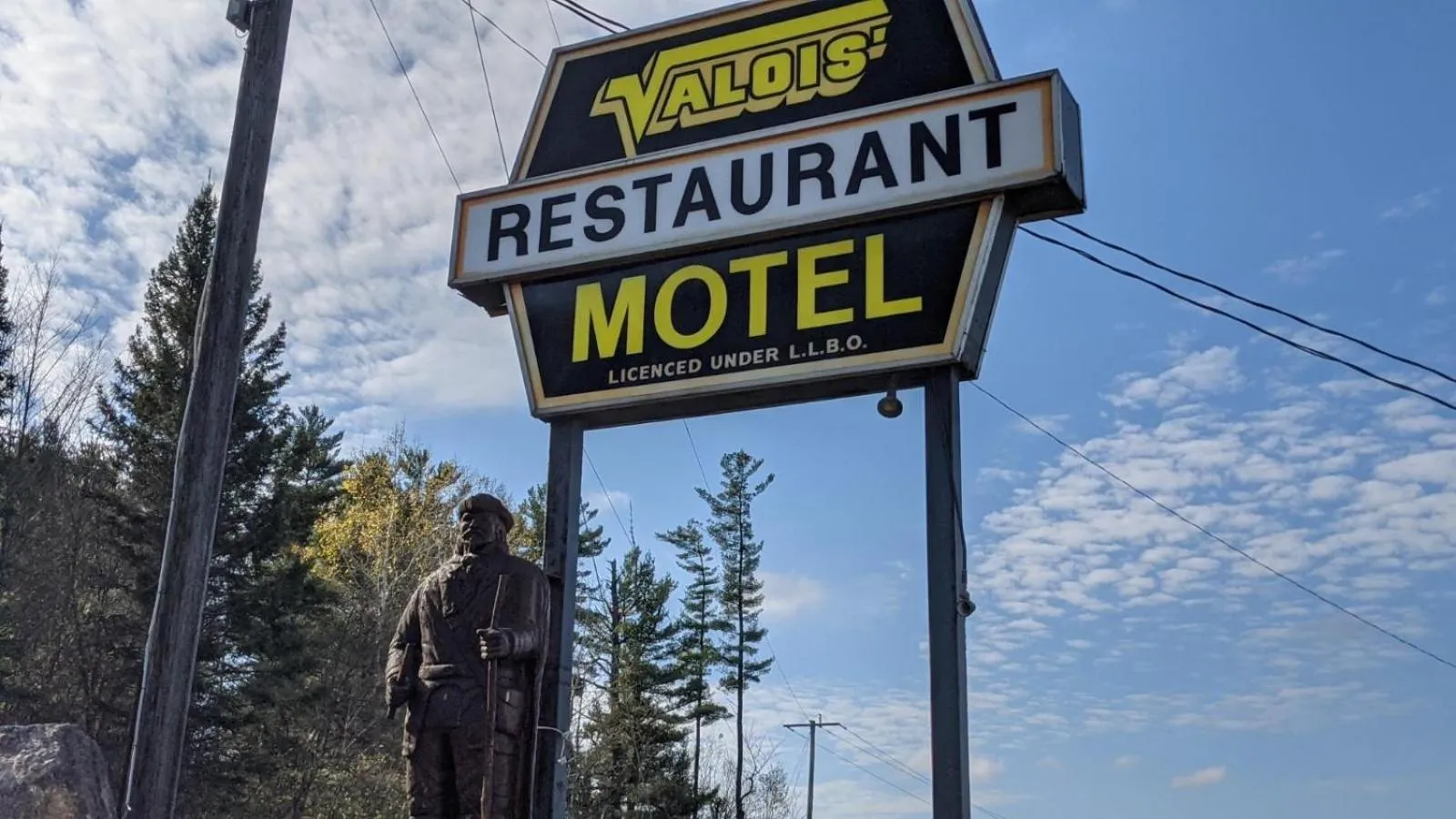 Property building in Valois Motel & Restaurant
