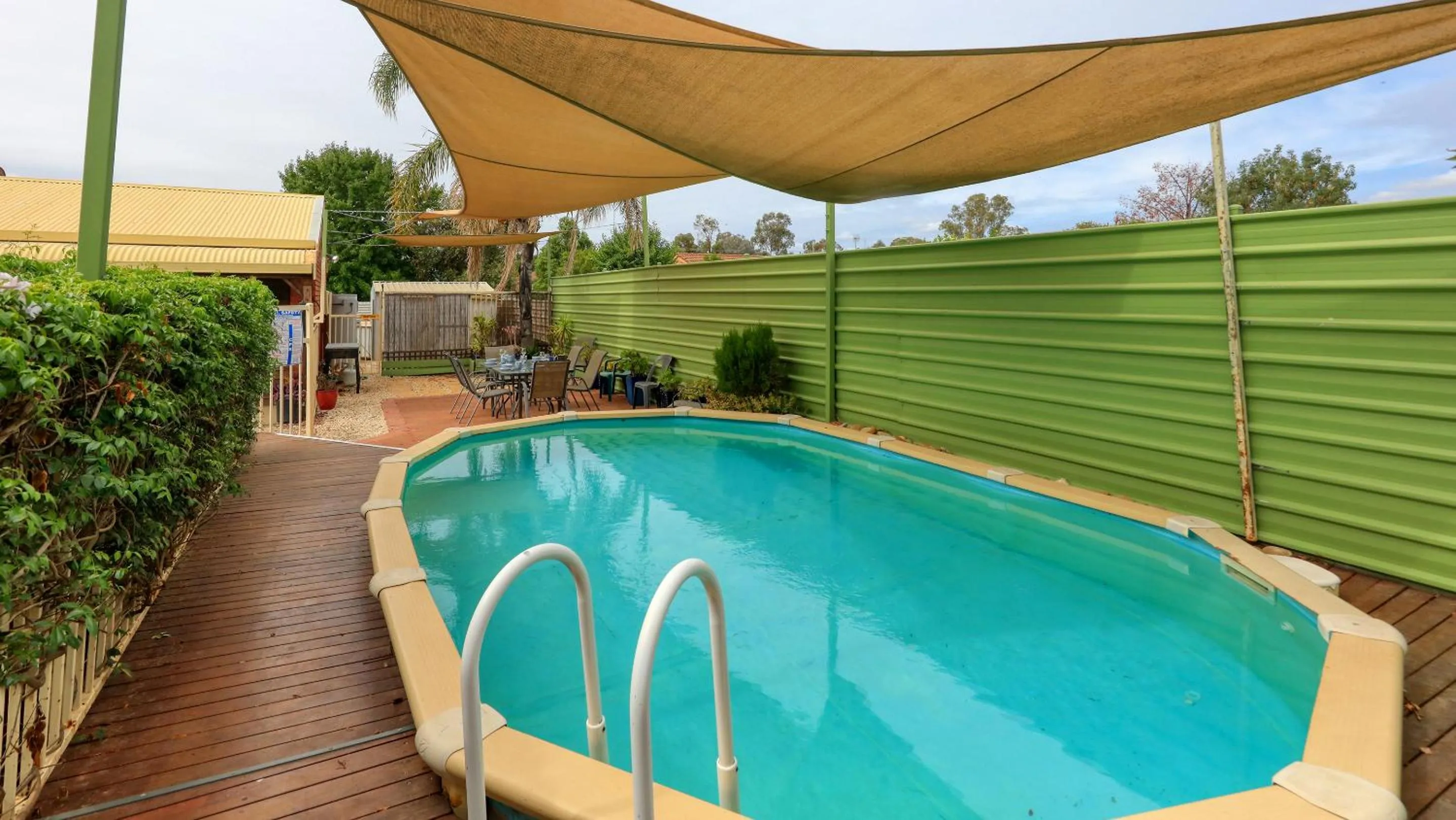 Swimming pool in Barham Riverland Motel