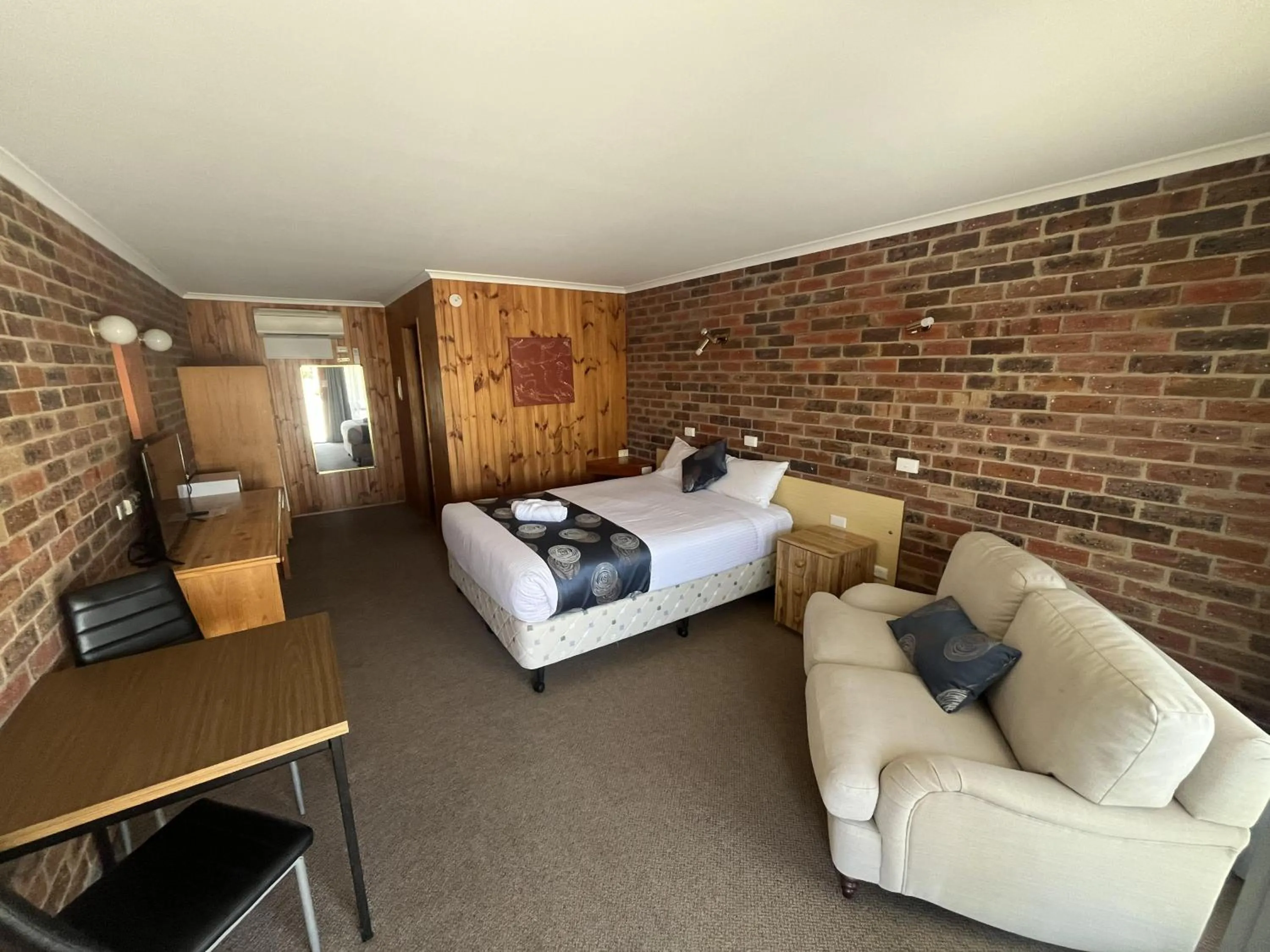 Seating area, Bed in Barham Riverland Motel