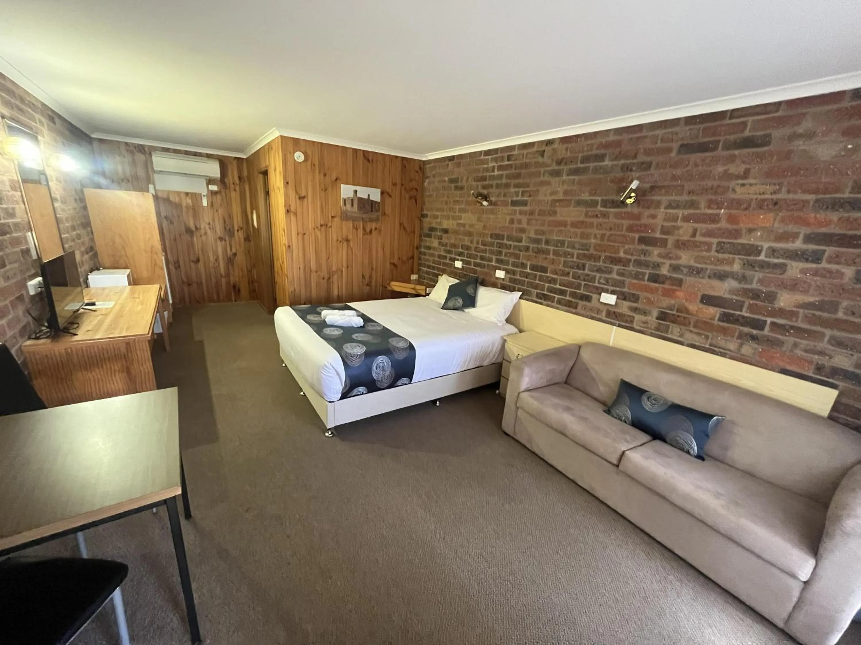 Seating area, Bed in Barham Riverland Motel