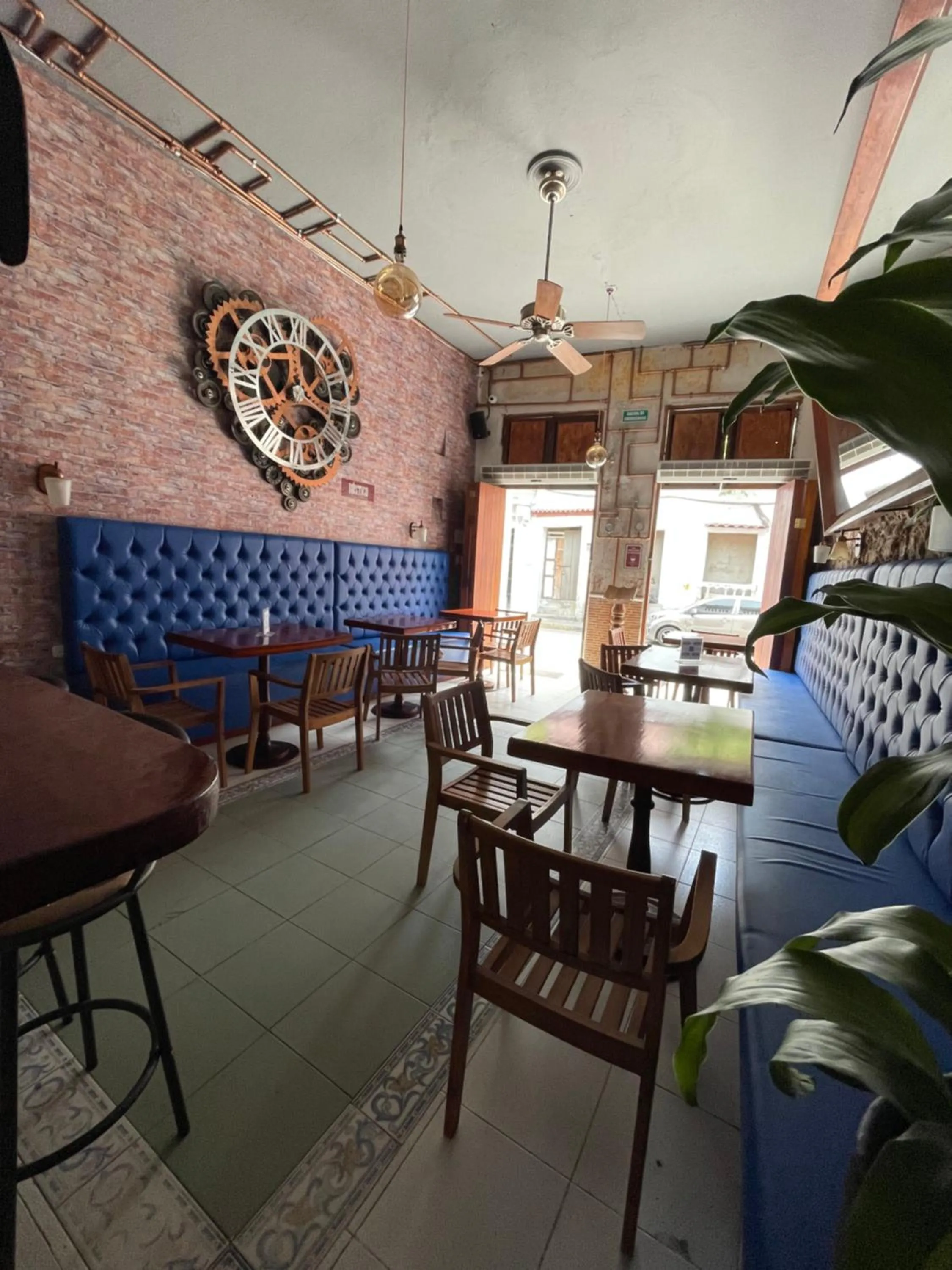 Restaurant/places to eat in Hotel Mangata