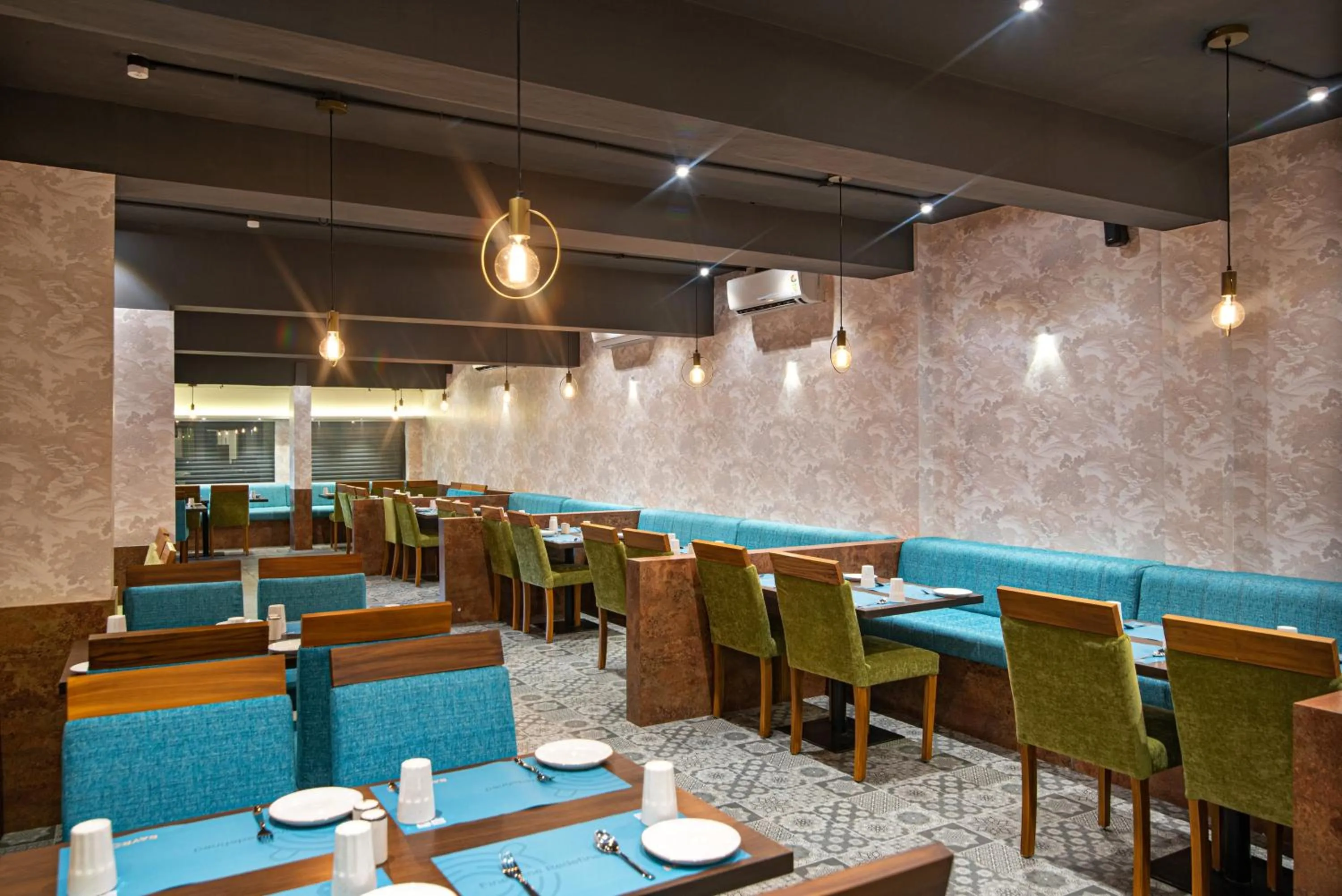 Restaurant/places to eat in Time Square Boutique Hotel & Spa