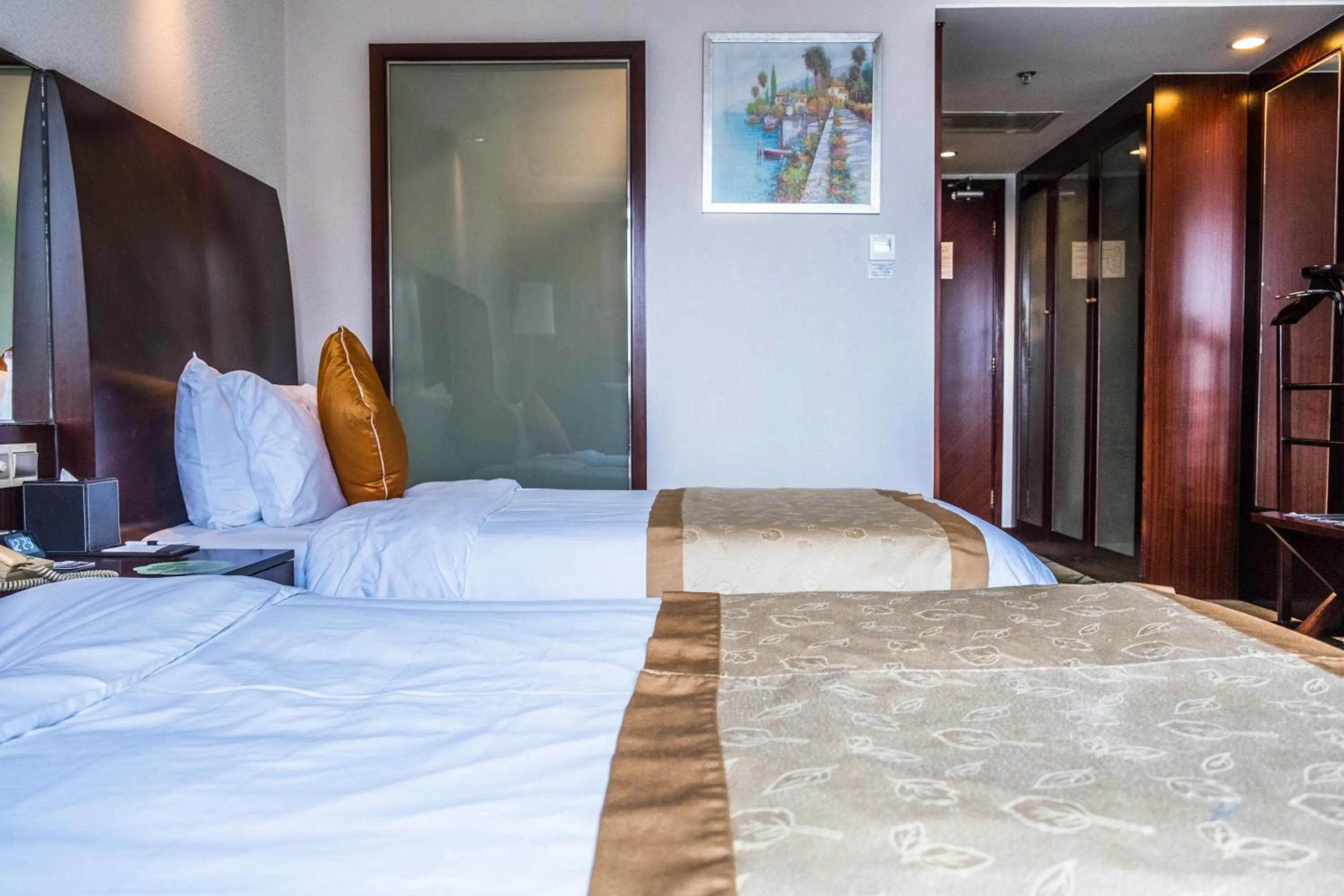 Bed in Merry Hotel Shanghai (Former Rendezvous Merry Hotel Shanghai)