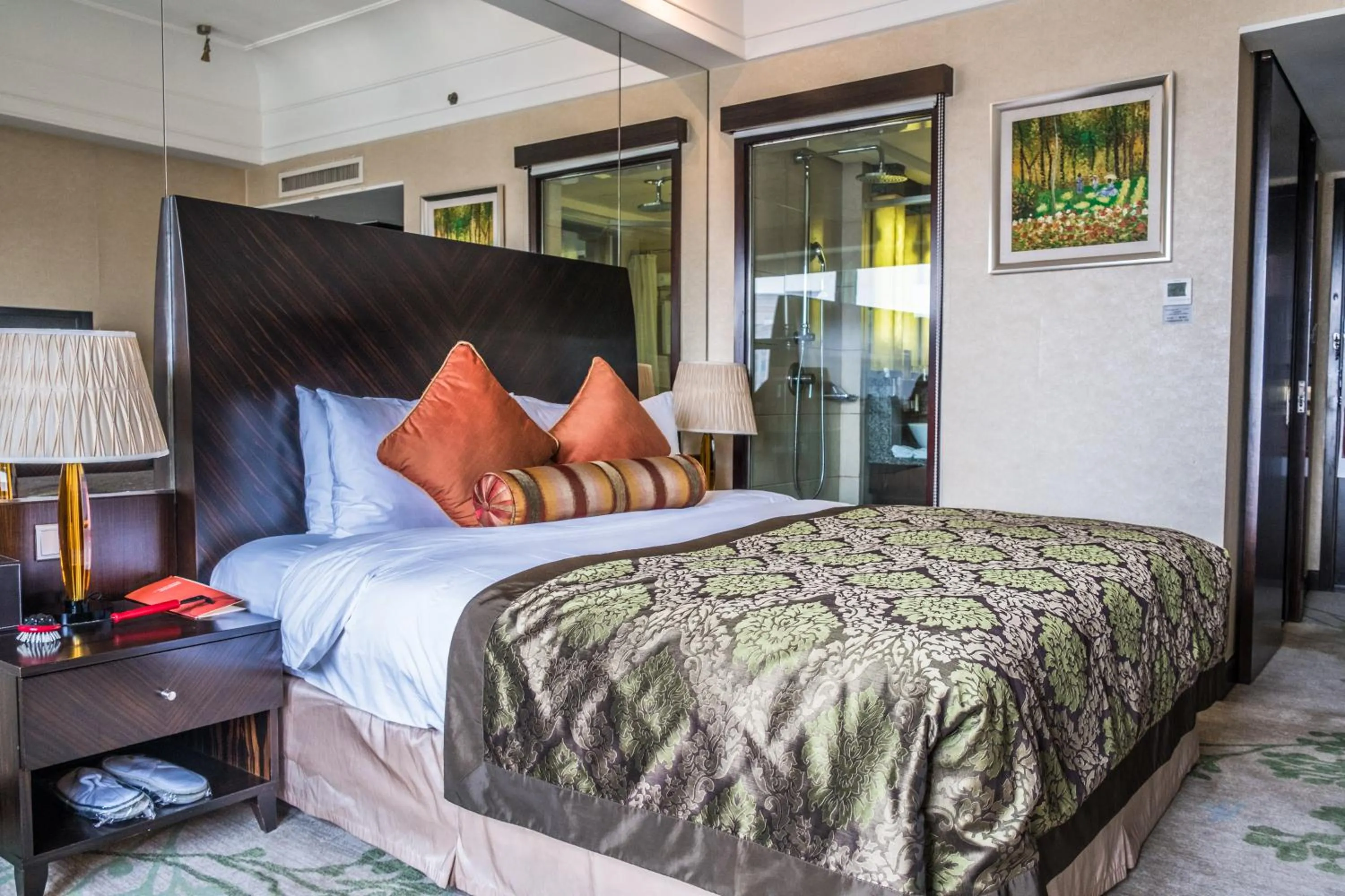 Bed in Merry Hotel Shanghai (Former Rendezvous Merry Hotel Shanghai)