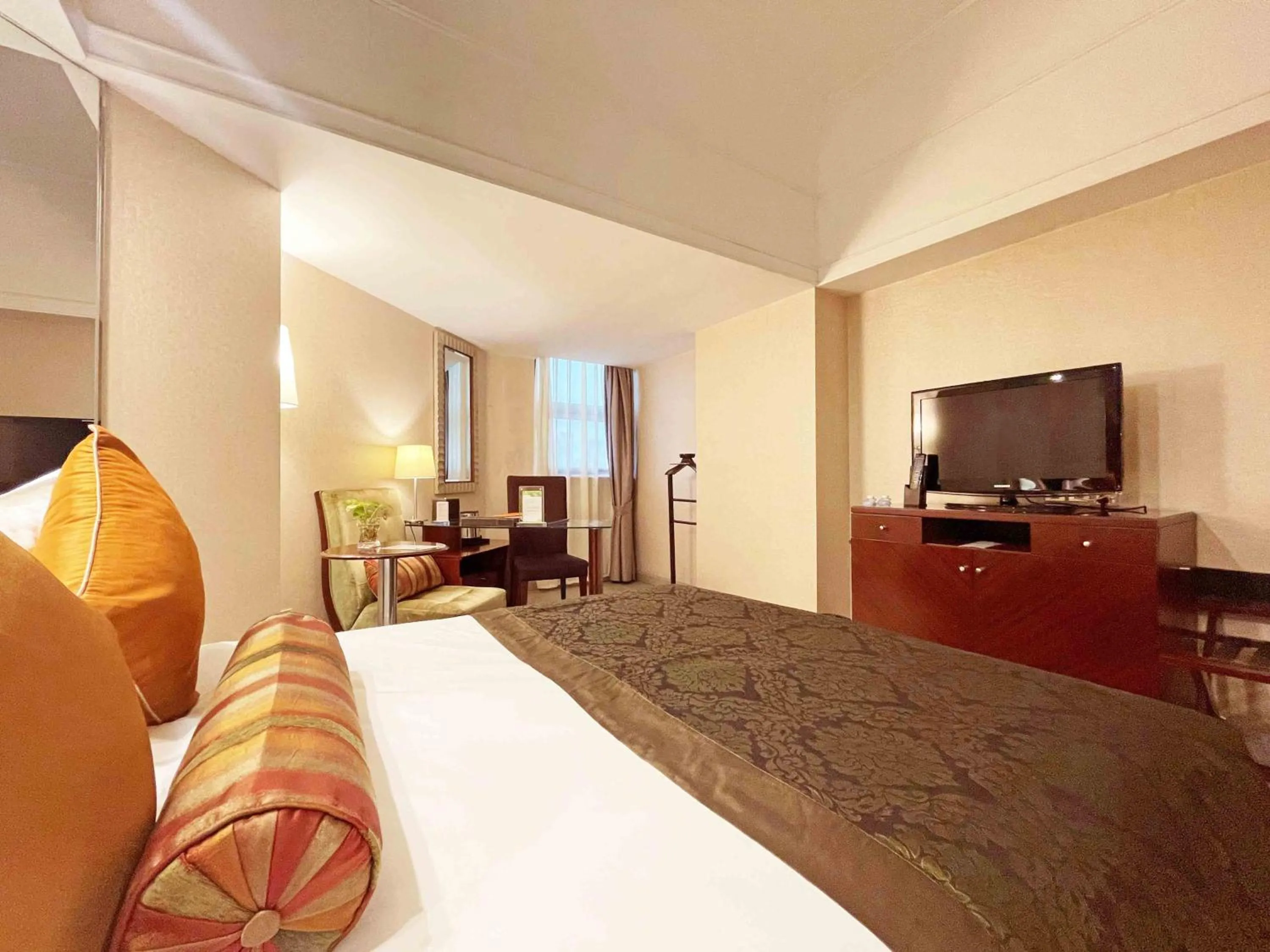 Bed in Merry Hotel Shanghai (Former Rendezvous Merry Hotel Shanghai)