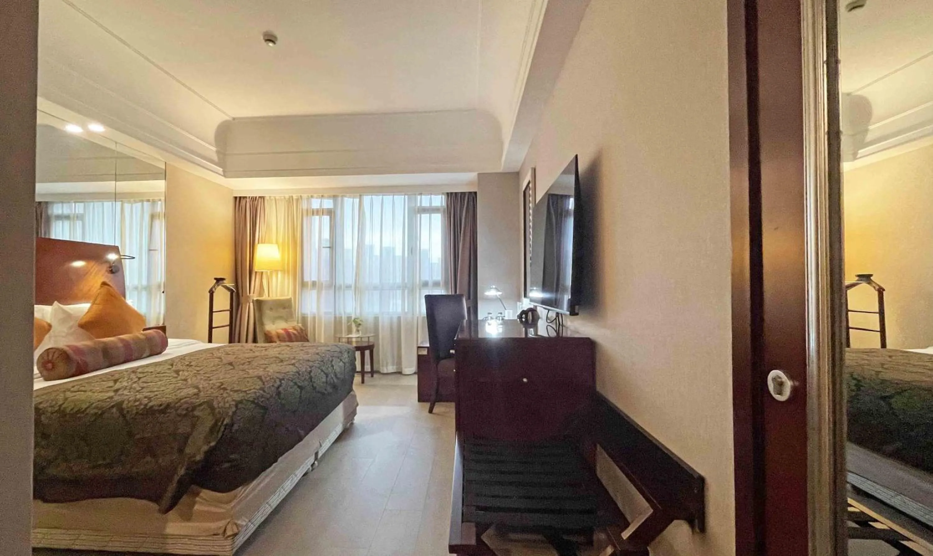 Bed in Merry Hotel Shanghai (Former Rendezvous Merry Hotel Shanghai)