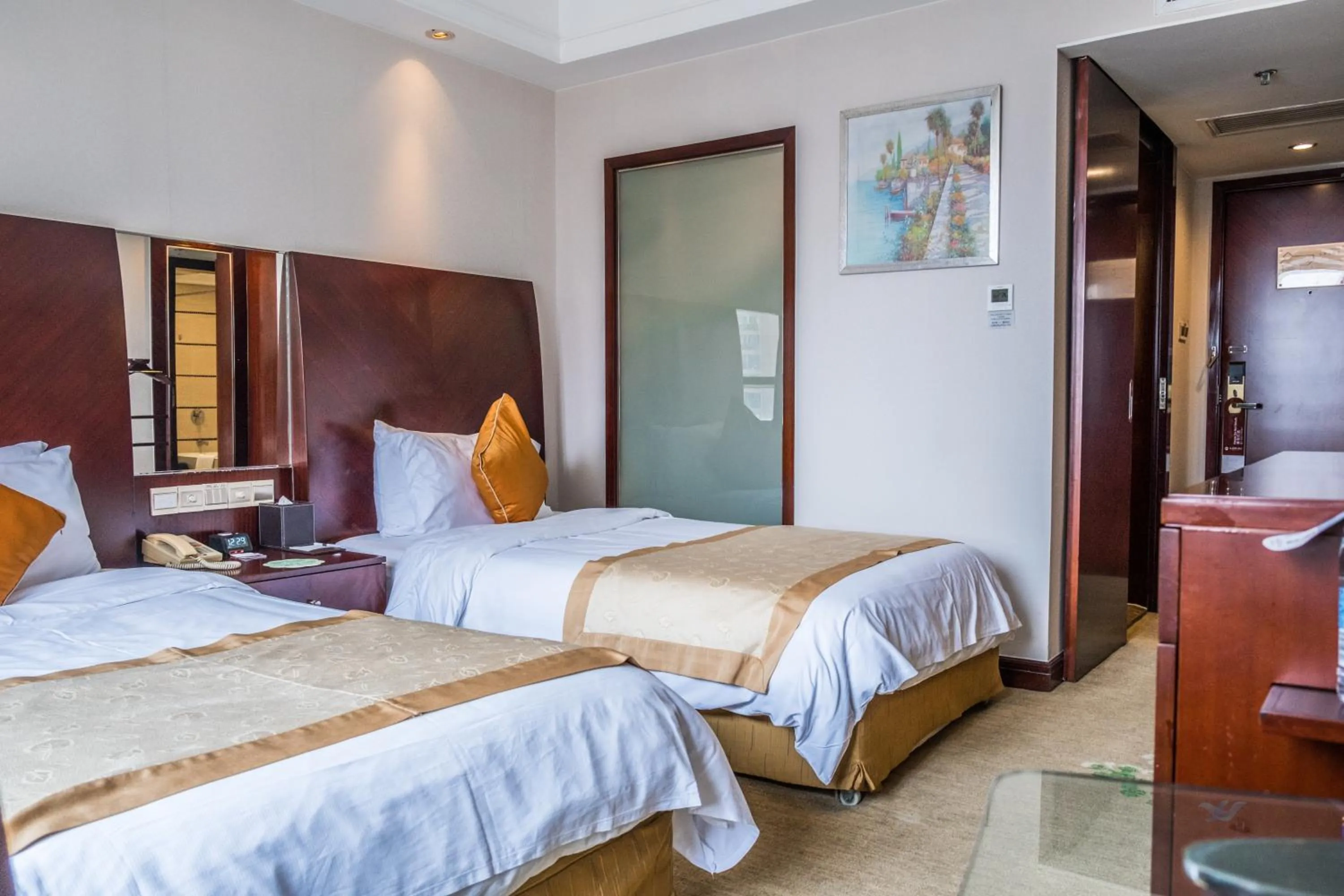 Bed in Merry Hotel Shanghai (Former Rendezvous Merry Hotel Shanghai)