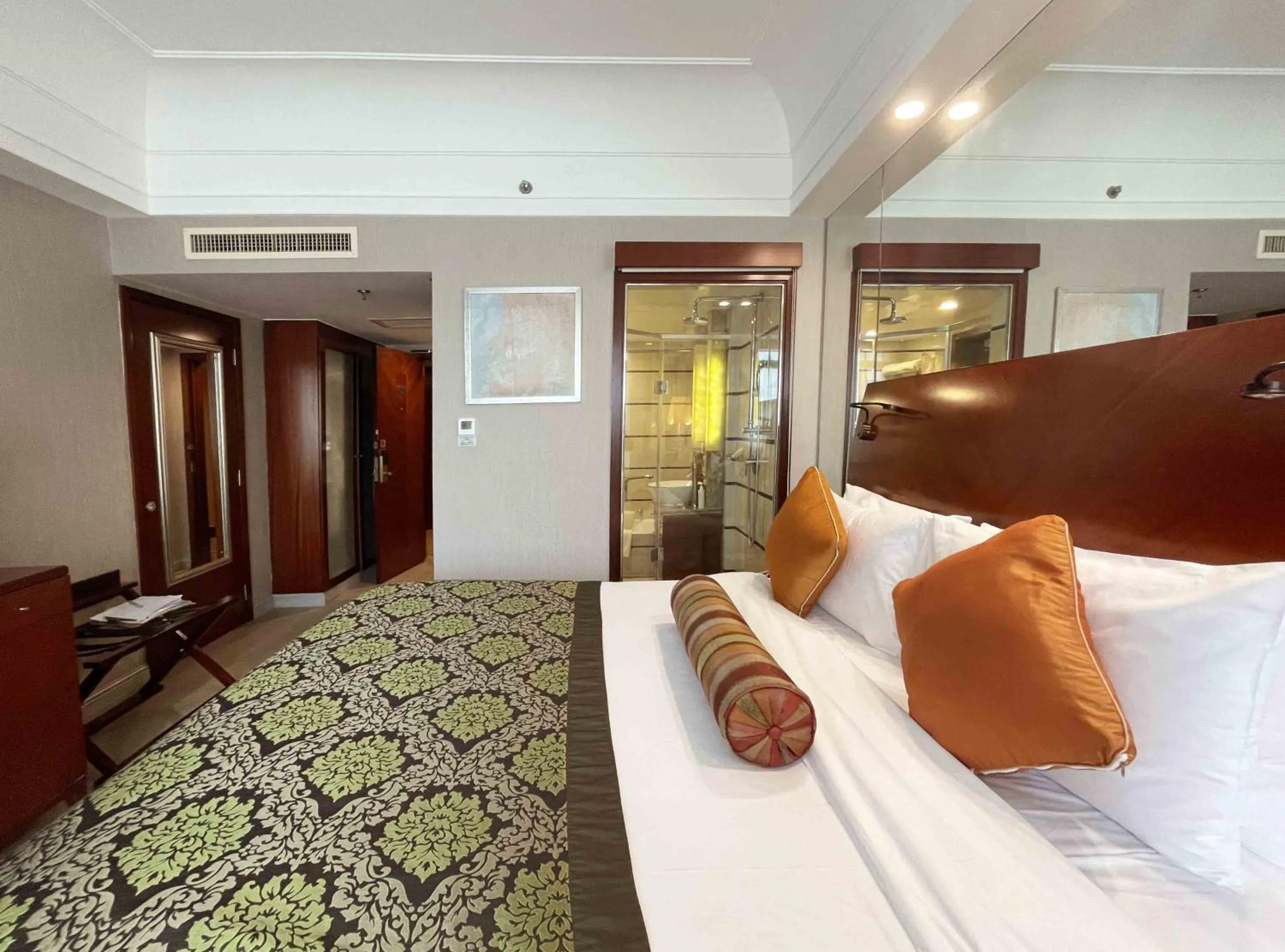 Bed in Merry Hotel Shanghai (Former Rendezvous Merry Hotel Shanghai)