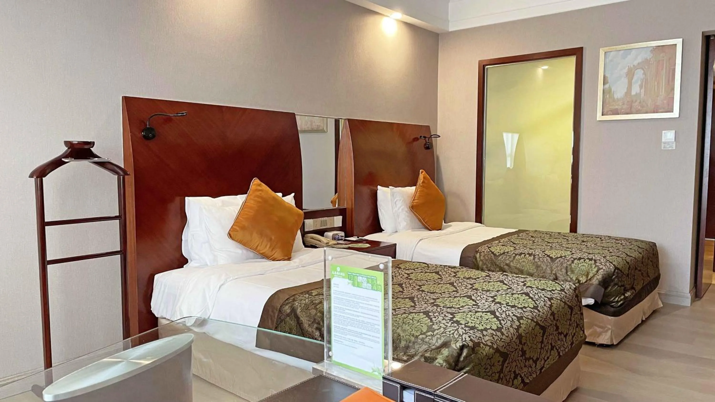 Bed in Merry Hotel Shanghai (Former Rendezvous Merry Hotel Shanghai)