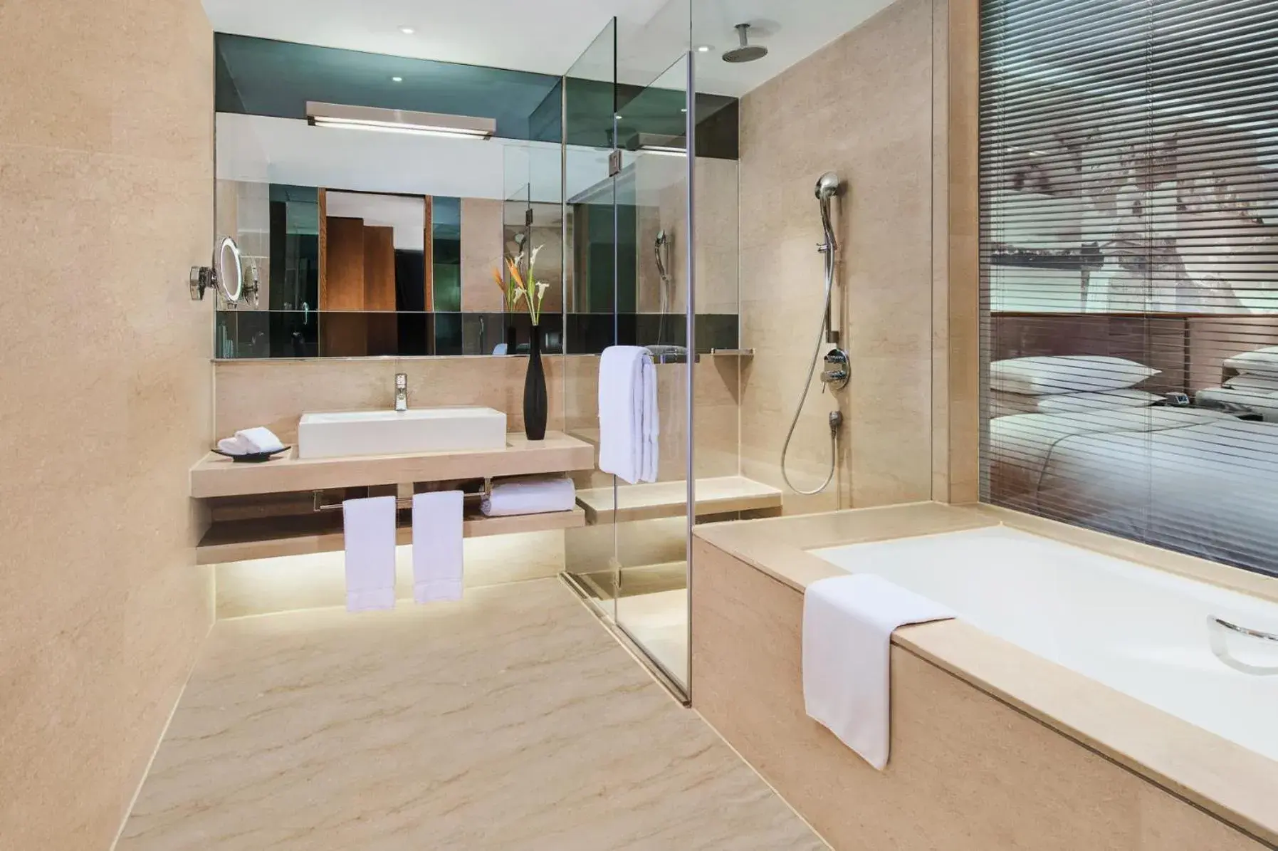 Shower, Bed in Crowne Plaza Beijing Sun Palace, an IHG Hotel Shower, Bed in Crowne Plaza Beijing Sun Palace, an IHG Hotel