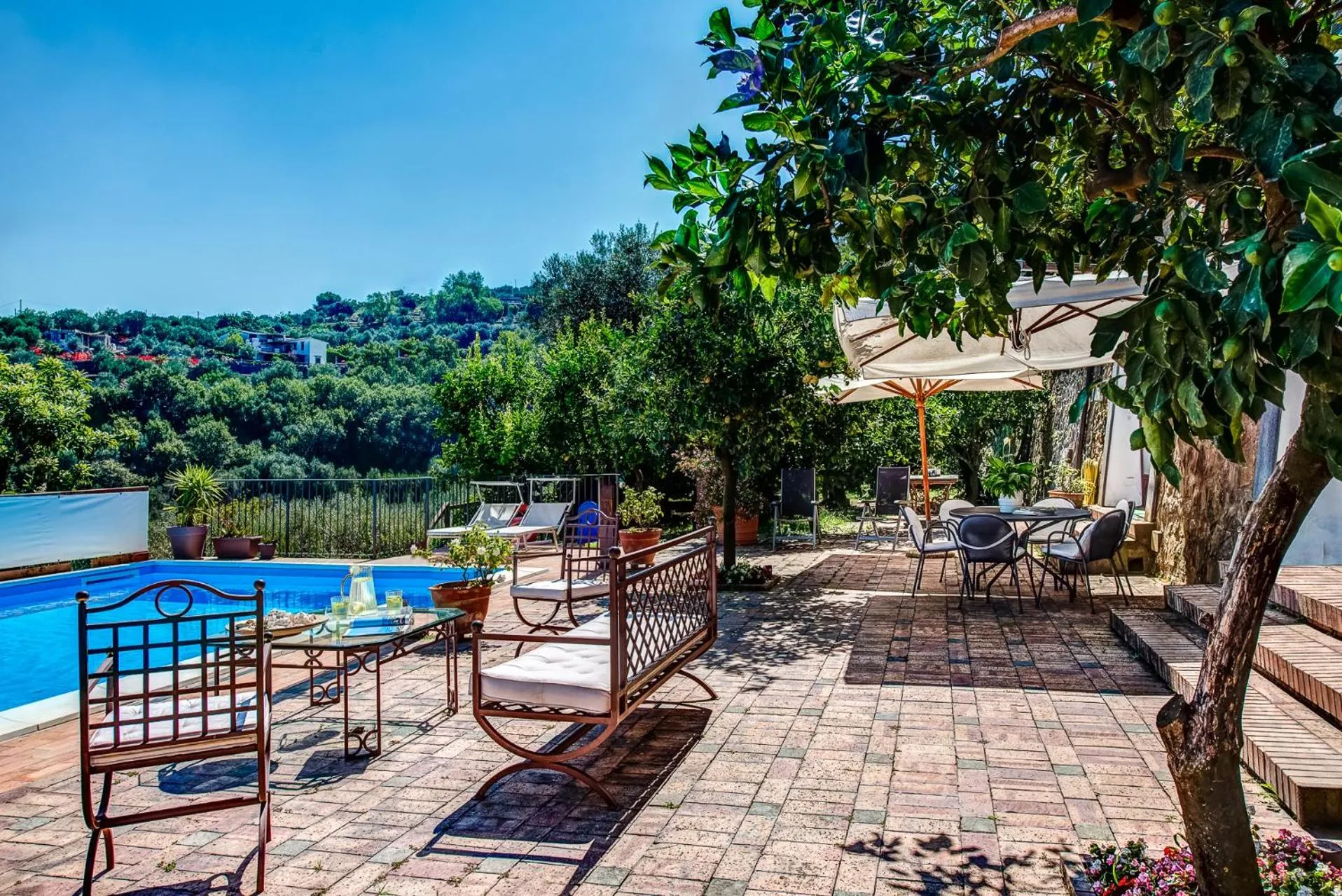 Swimming pool in Country Lemonvilla