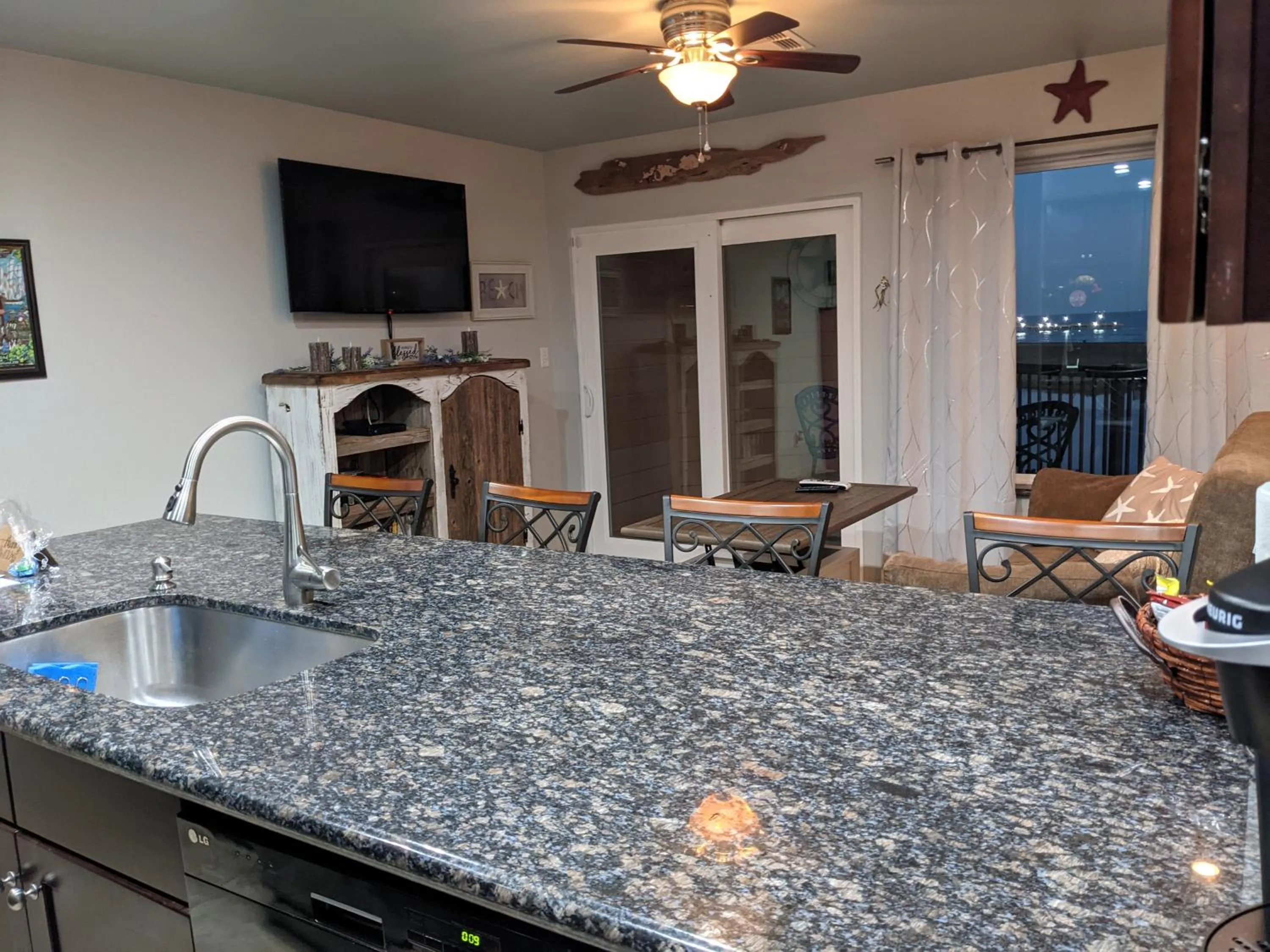 Breakfast in Gulf View, Flip Flop Oasis GVR06432