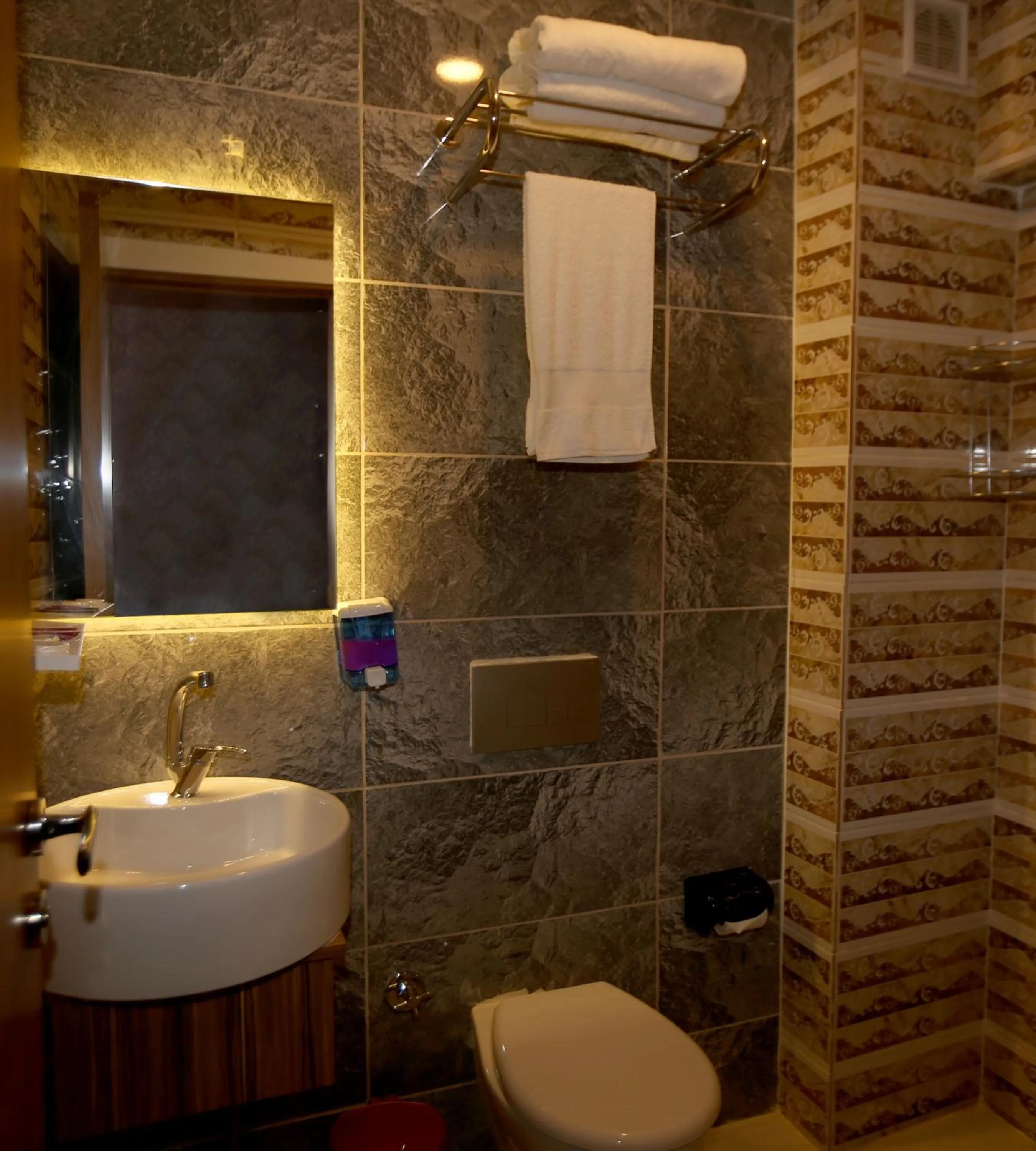 Shower in Ozio İstanbul Hotel