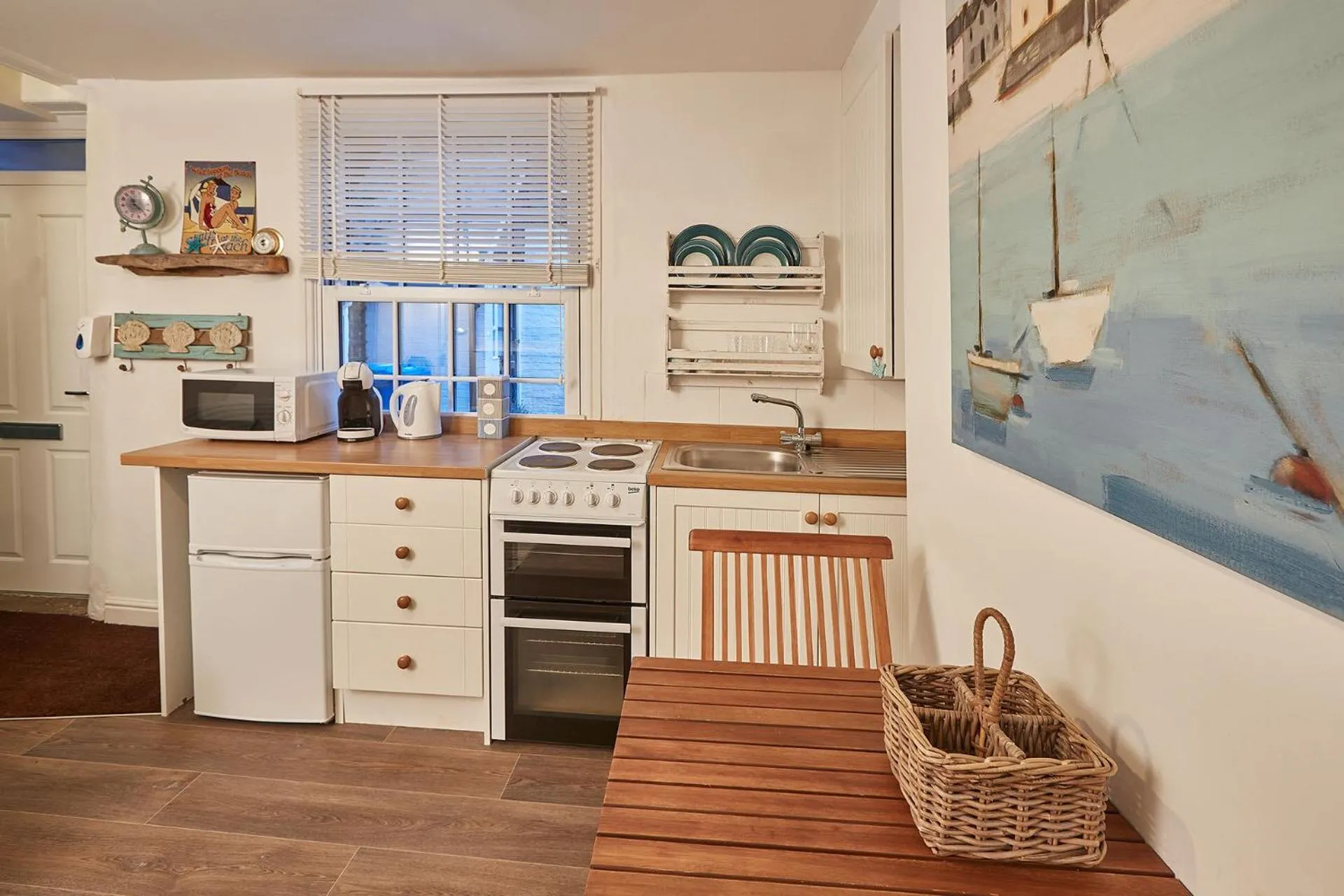 Kitchen or kitchenette in Seashell Cottage