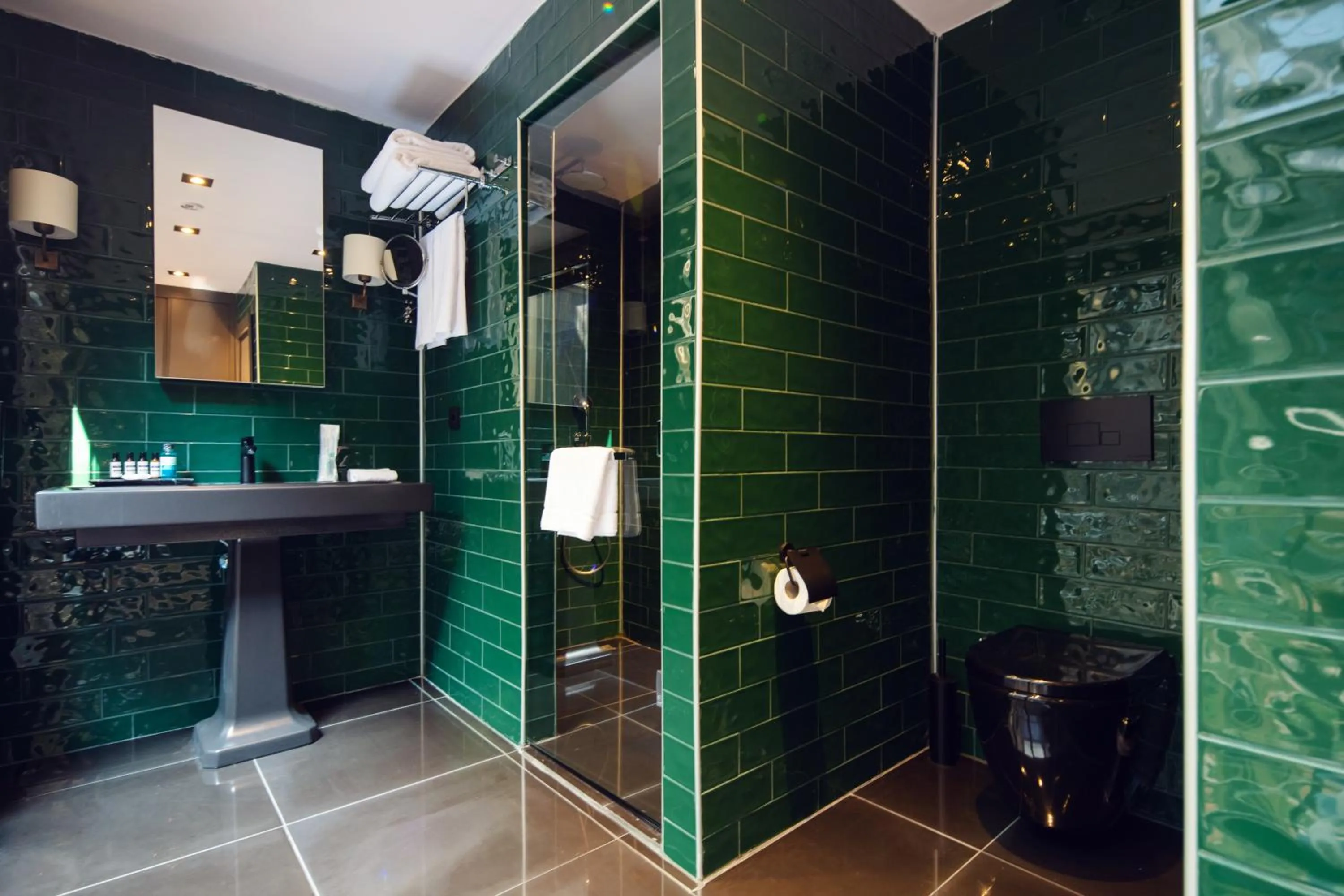 Shower in Root Karaköy