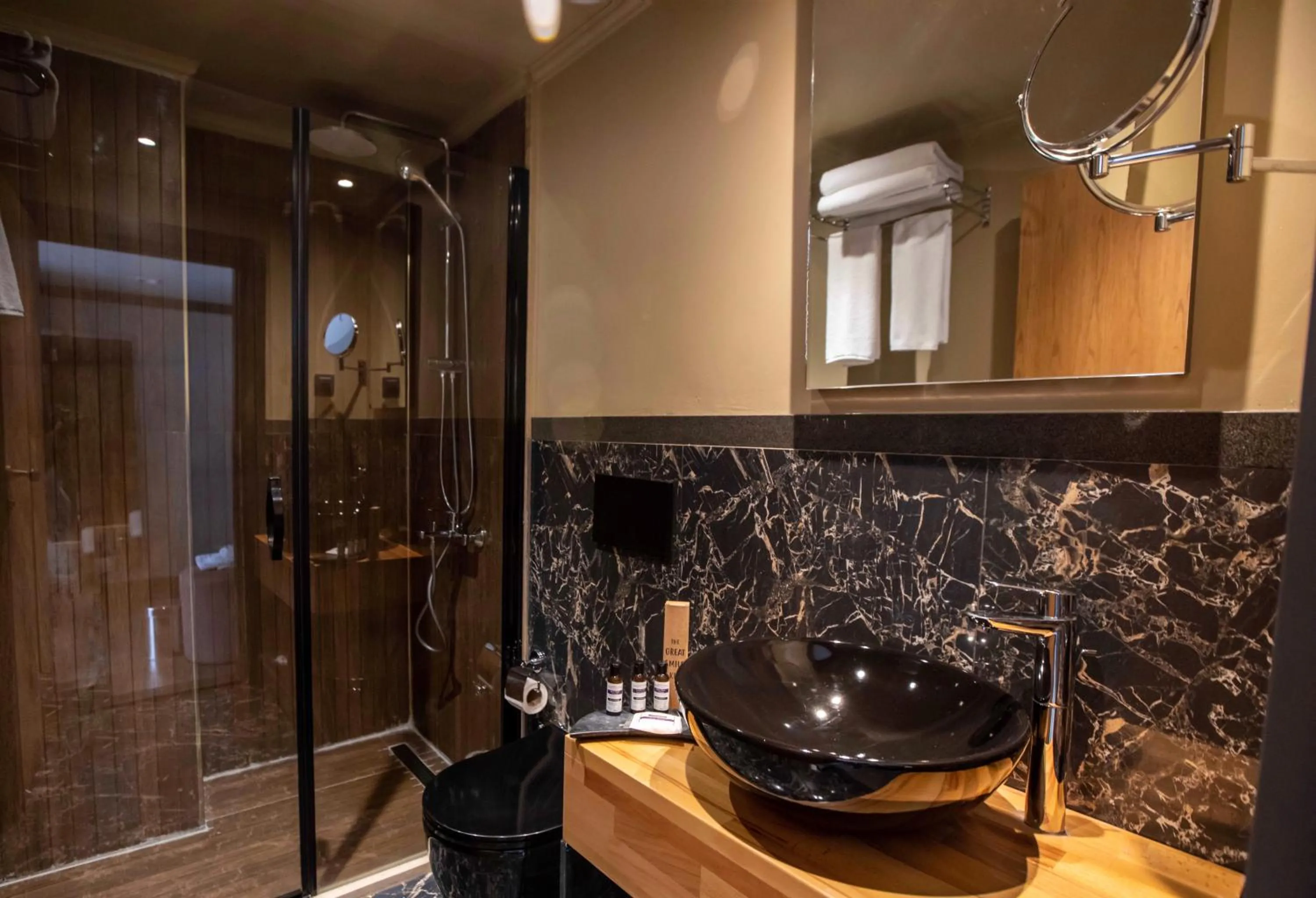 Shower in Root Karaköy