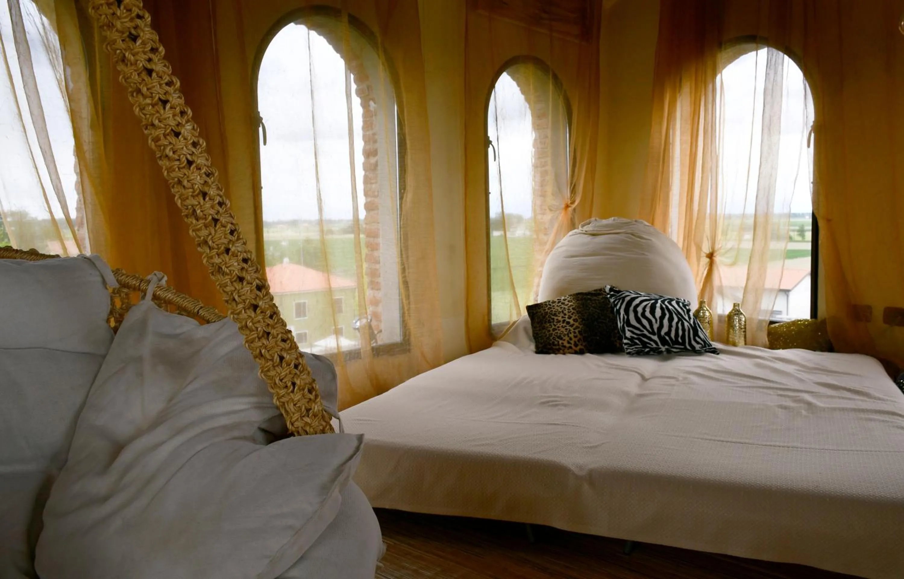 Bird's eye view, Bed in Palazzo delle Biscie - Old Tower & Village