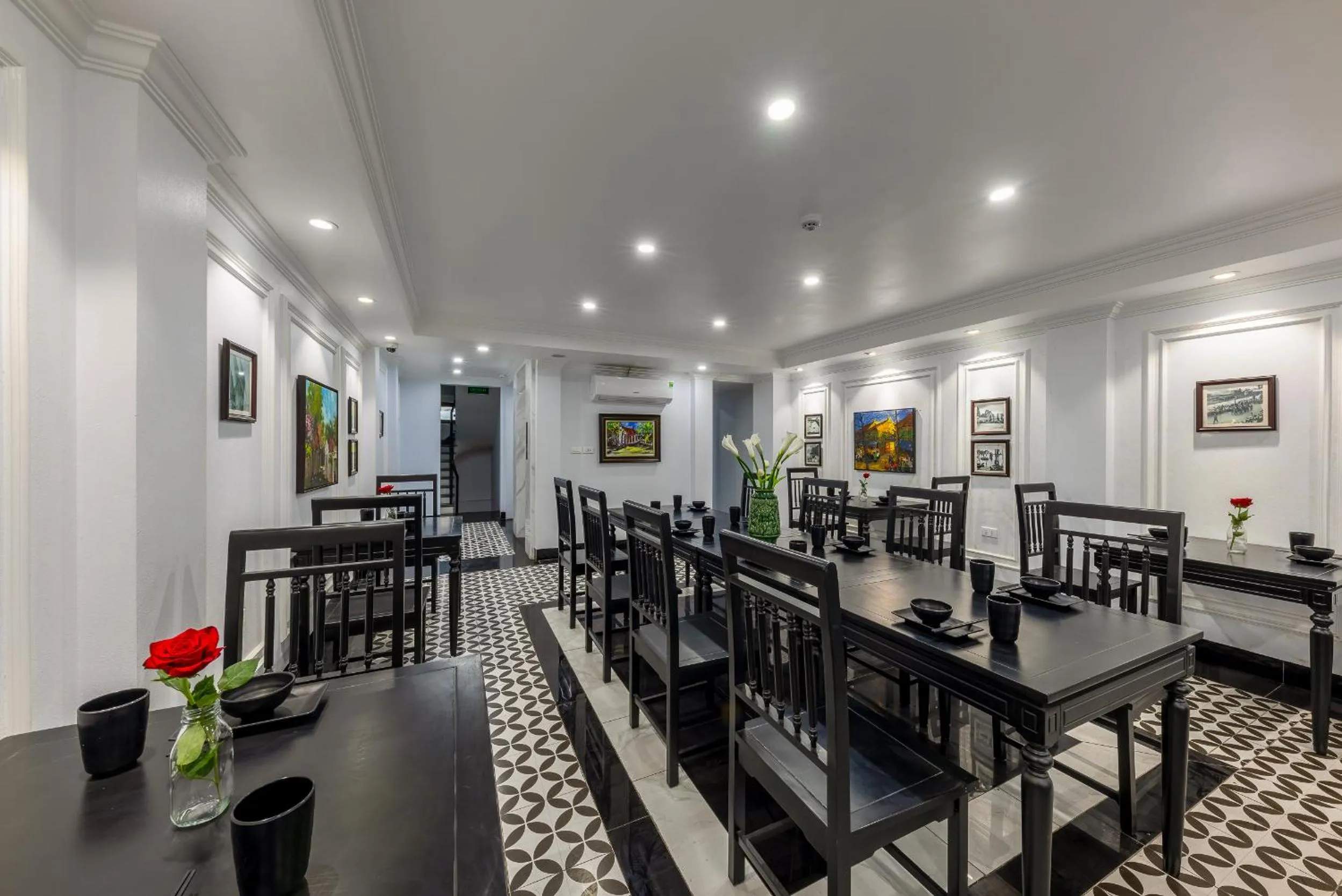 Restaurant/places to eat in Paddy Hotel