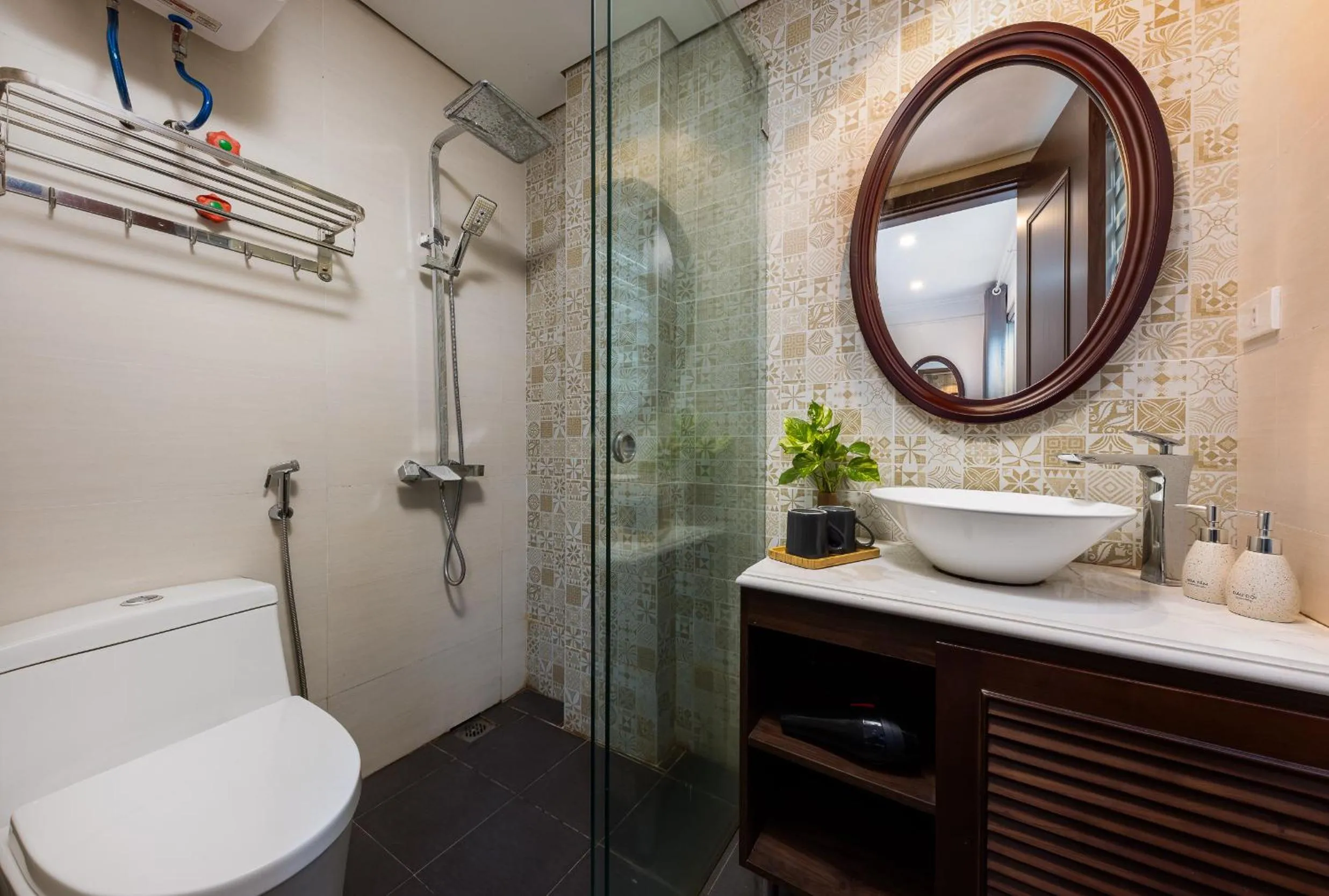 Shower in Paddy Hotel