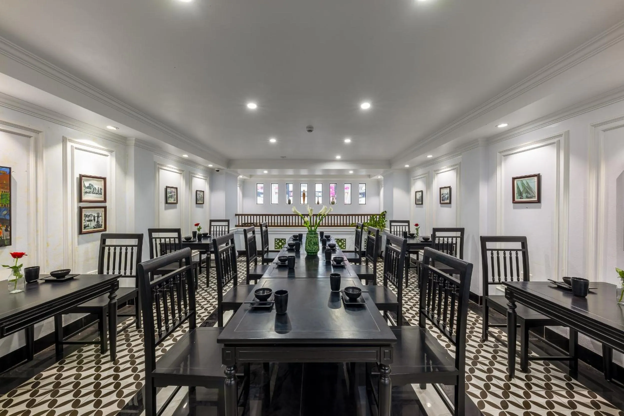 Restaurant/places to eat in Paddy Hotel