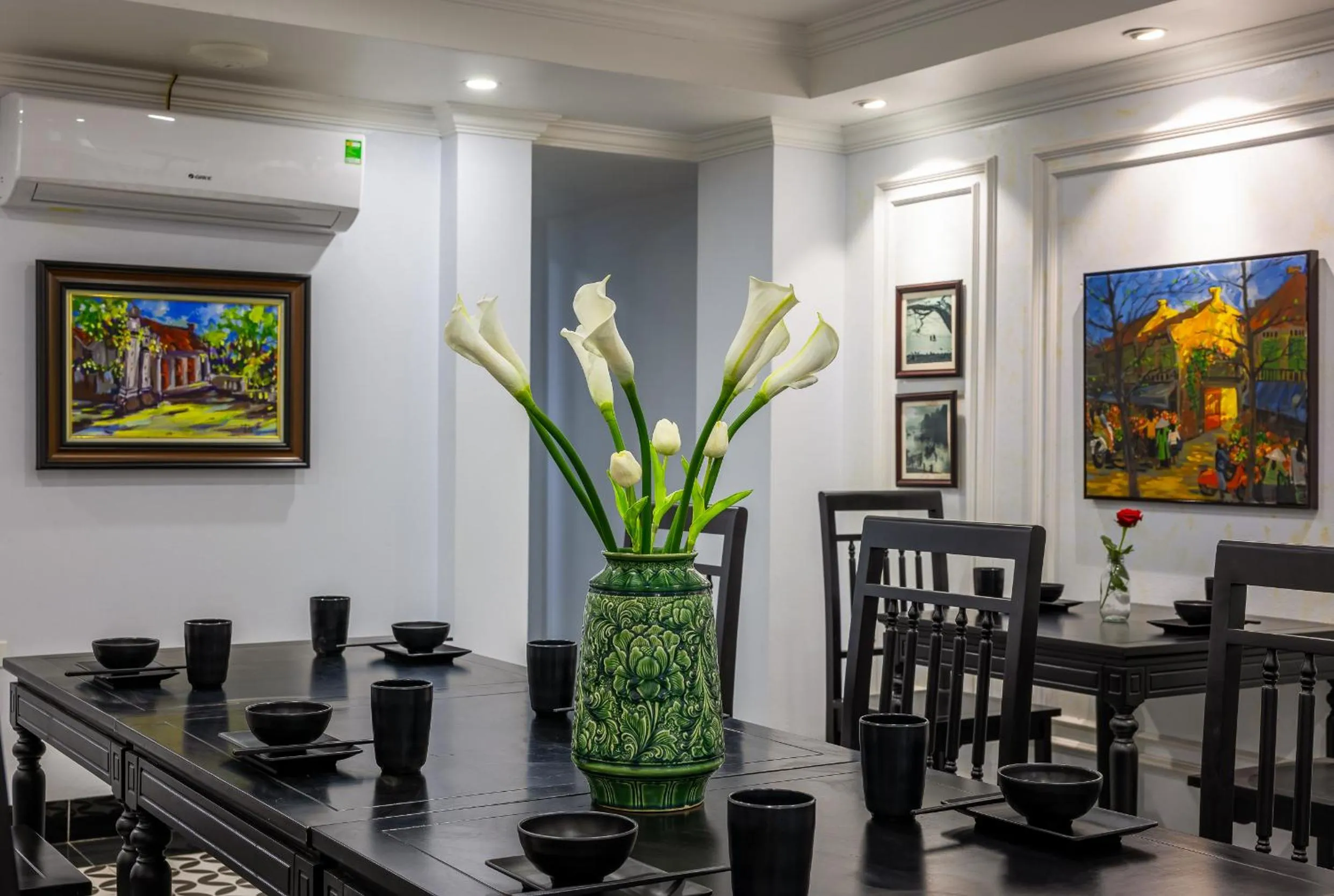 Restaurant/places to eat in Paddy Hotel