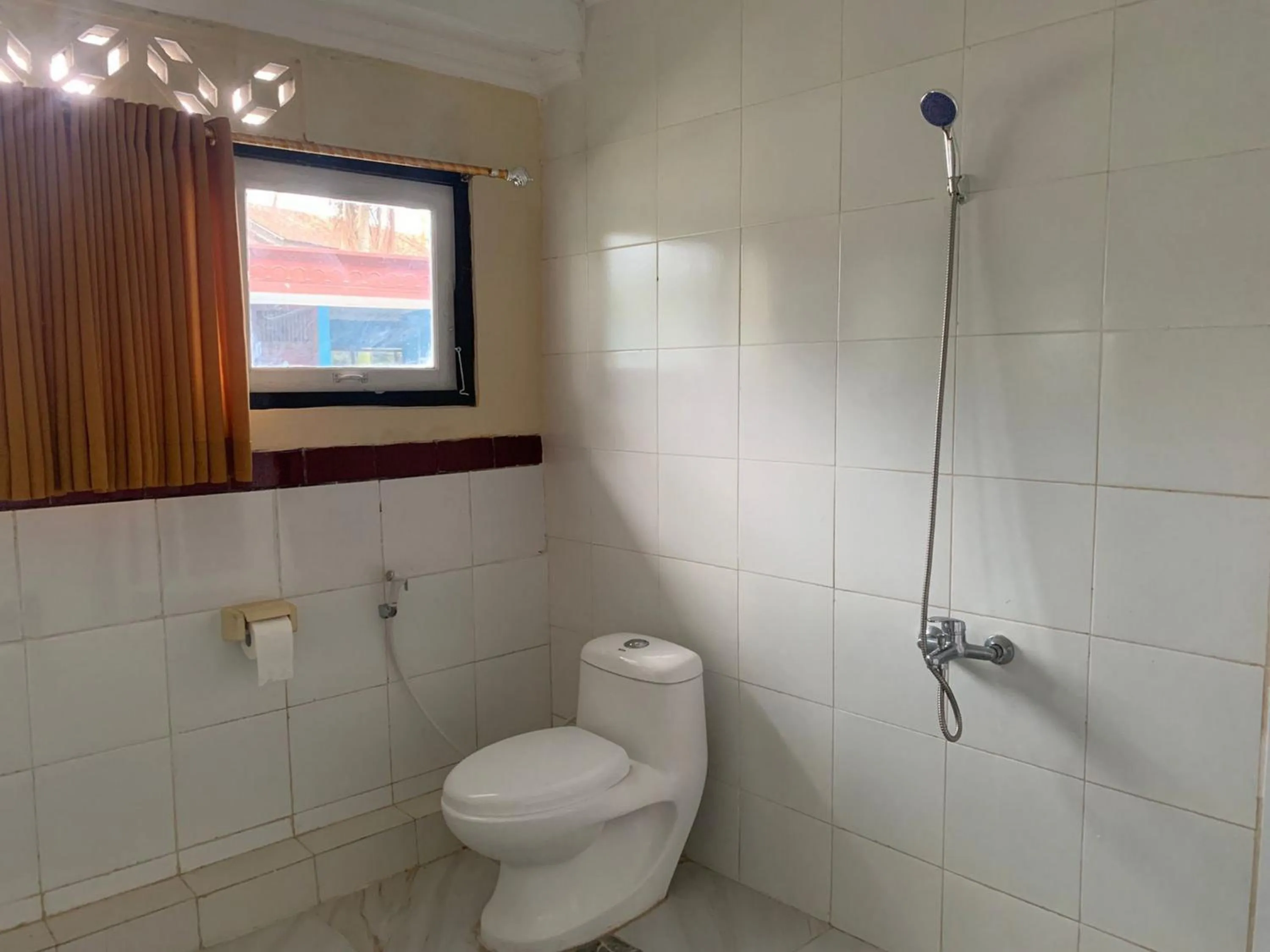 Bathroom in RedDoorz At Hotel Pakem Sari Kaliurang