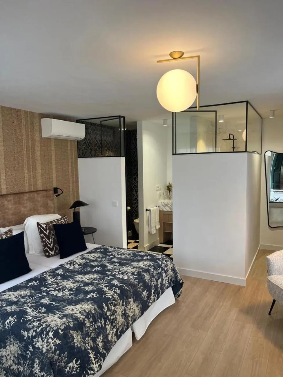 Shower, Bed in Hotel Boutique San Diego - Adults Only