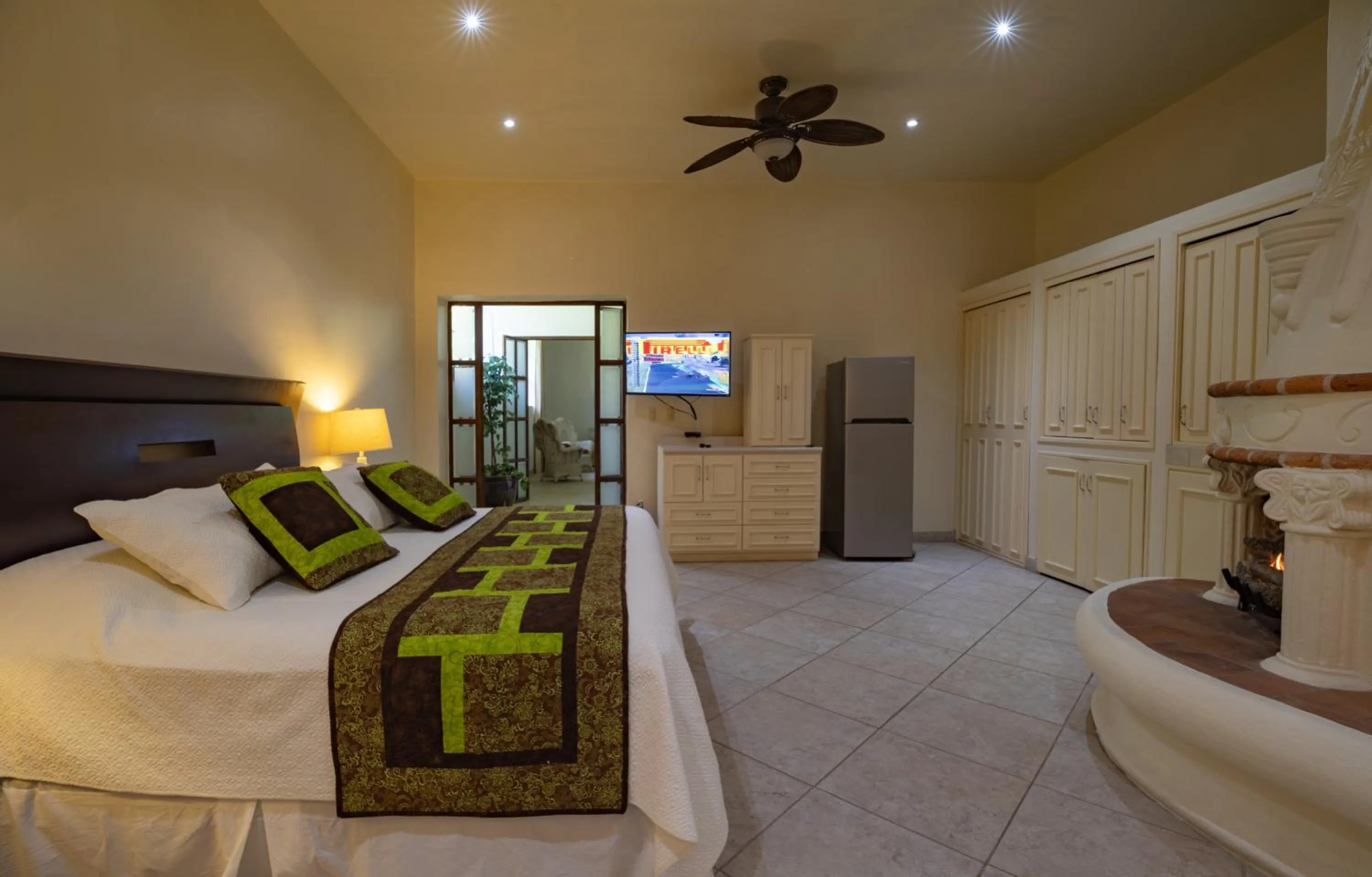 TV and multimedia, Bed in Casa Las Palmas, San Miguel de Allende