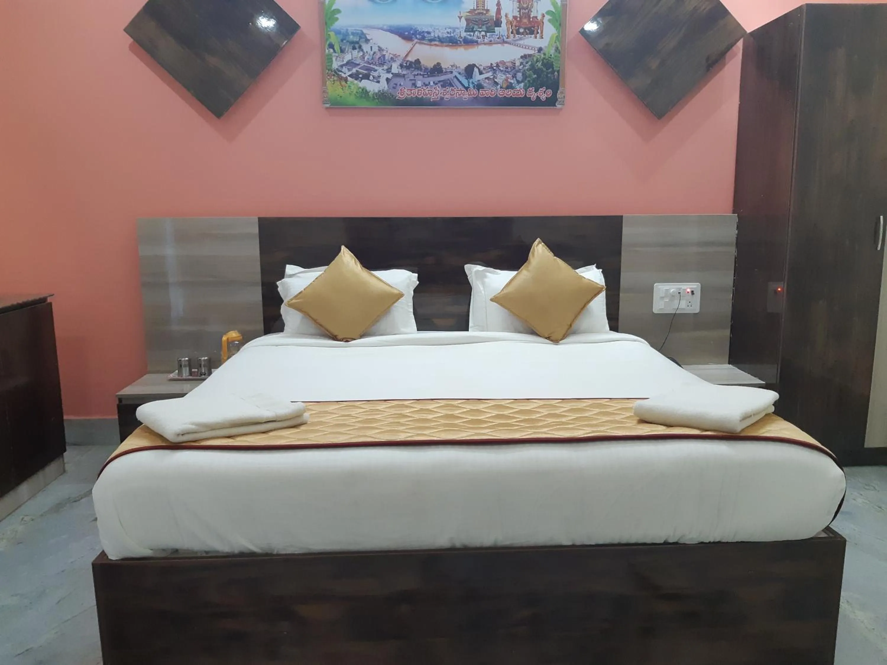 Photo of the whole room, Bed in Devansh Bhanu Residency DBR