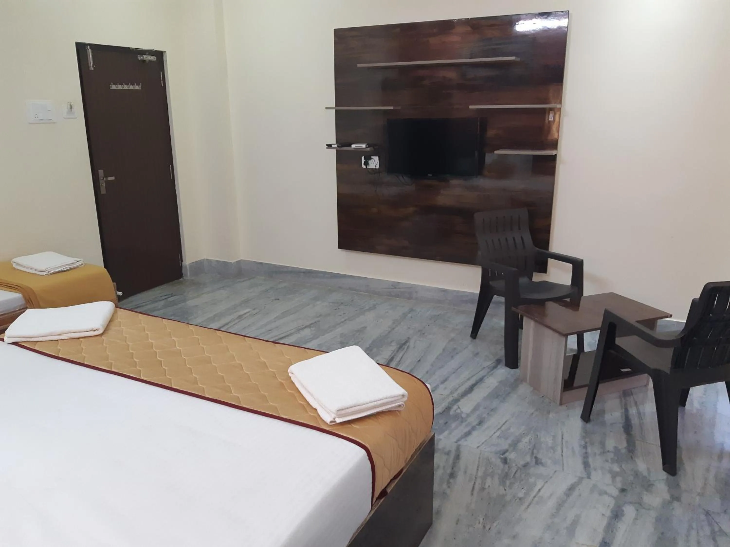 Communal lounge/ TV room, Bed in Devansh Bhanu Residency DBR